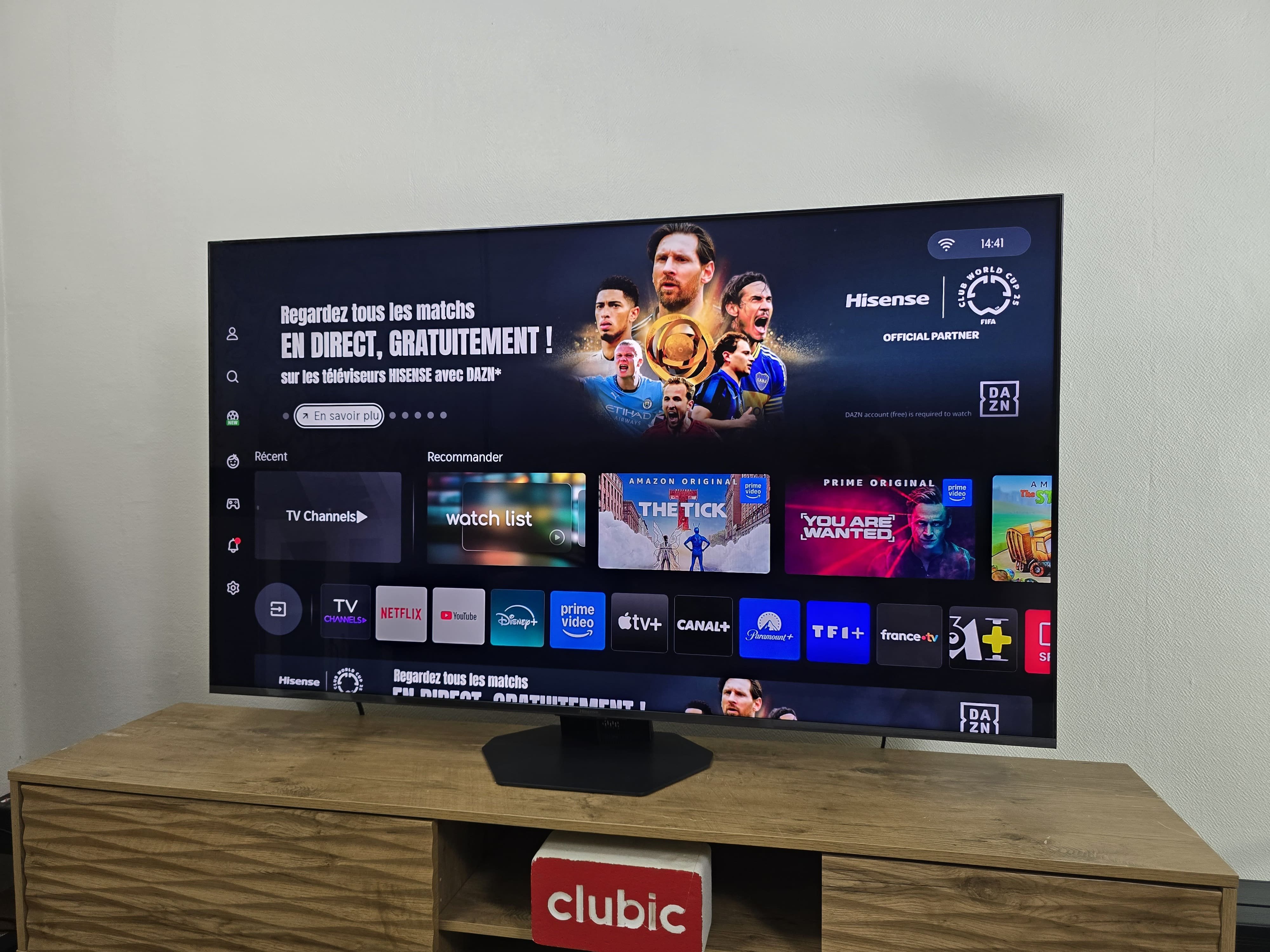 Hisense, le sponsor officiel, a ajouté pour l'occasion un menu complet pour suivre la compétition, ici sur l'Hisense U8Q. © Matthieu Legouge pour Clubic