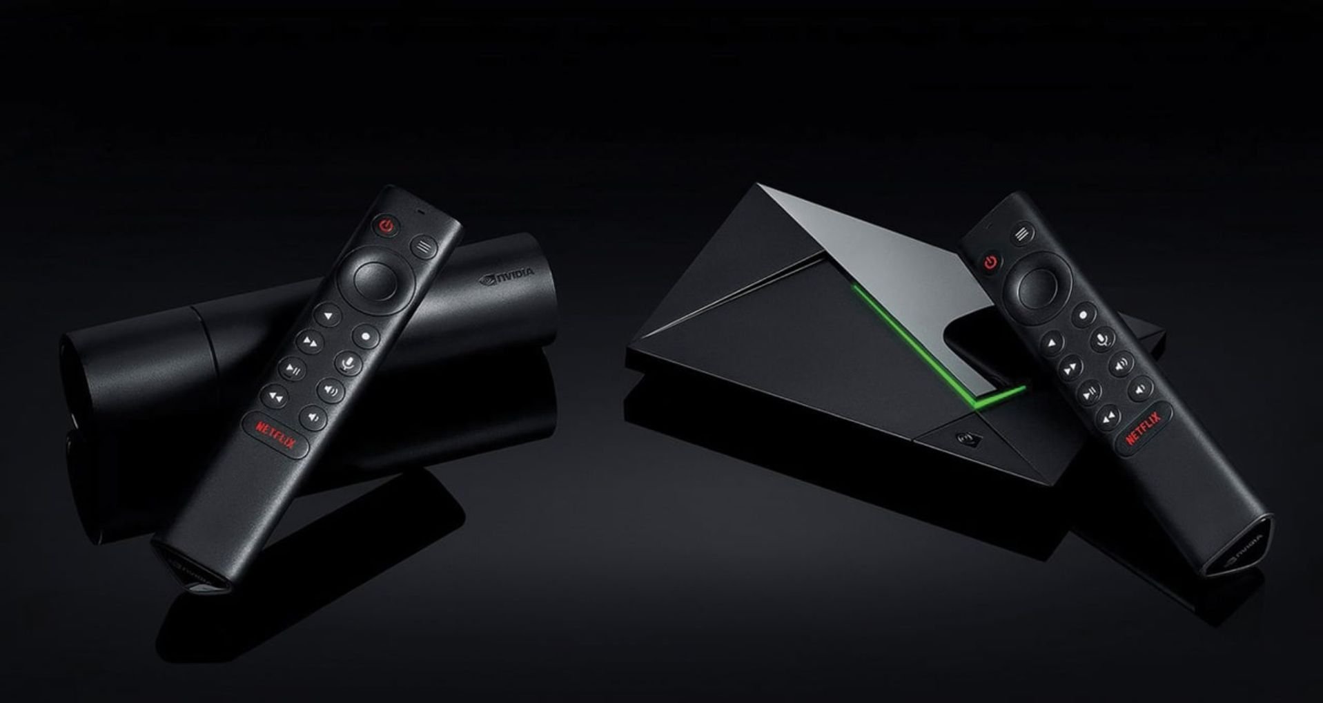 A gauche la box Shield TV, à droite la Shield TV Pro. Les deux sont en promo pendant le Black Friday. © NVIDIA