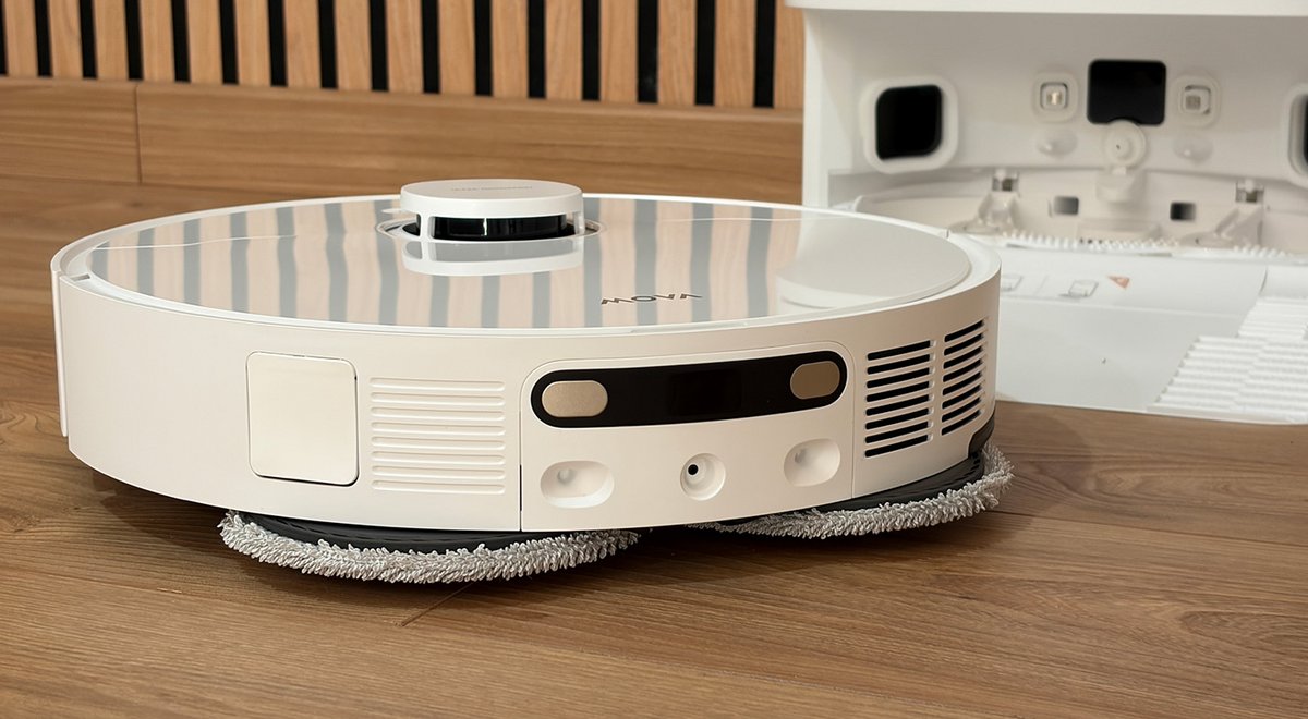 À l'arrière, tout le nécessaire pour charger l'aspirateur. ©Charles Gouin-Peyrot pour Clubic