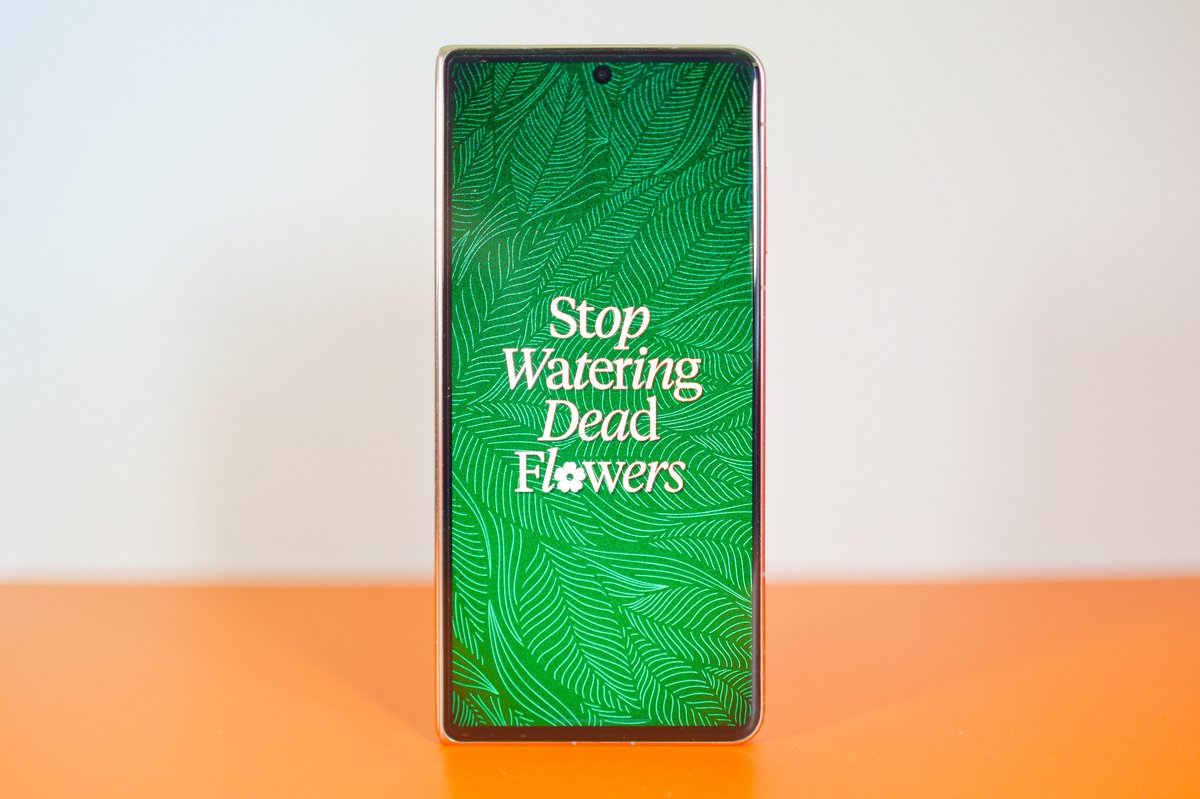 L'écran externe n'à rien à envier à celui d'un smartphone convenitionnel © Marc Mitrani pour Clubic
