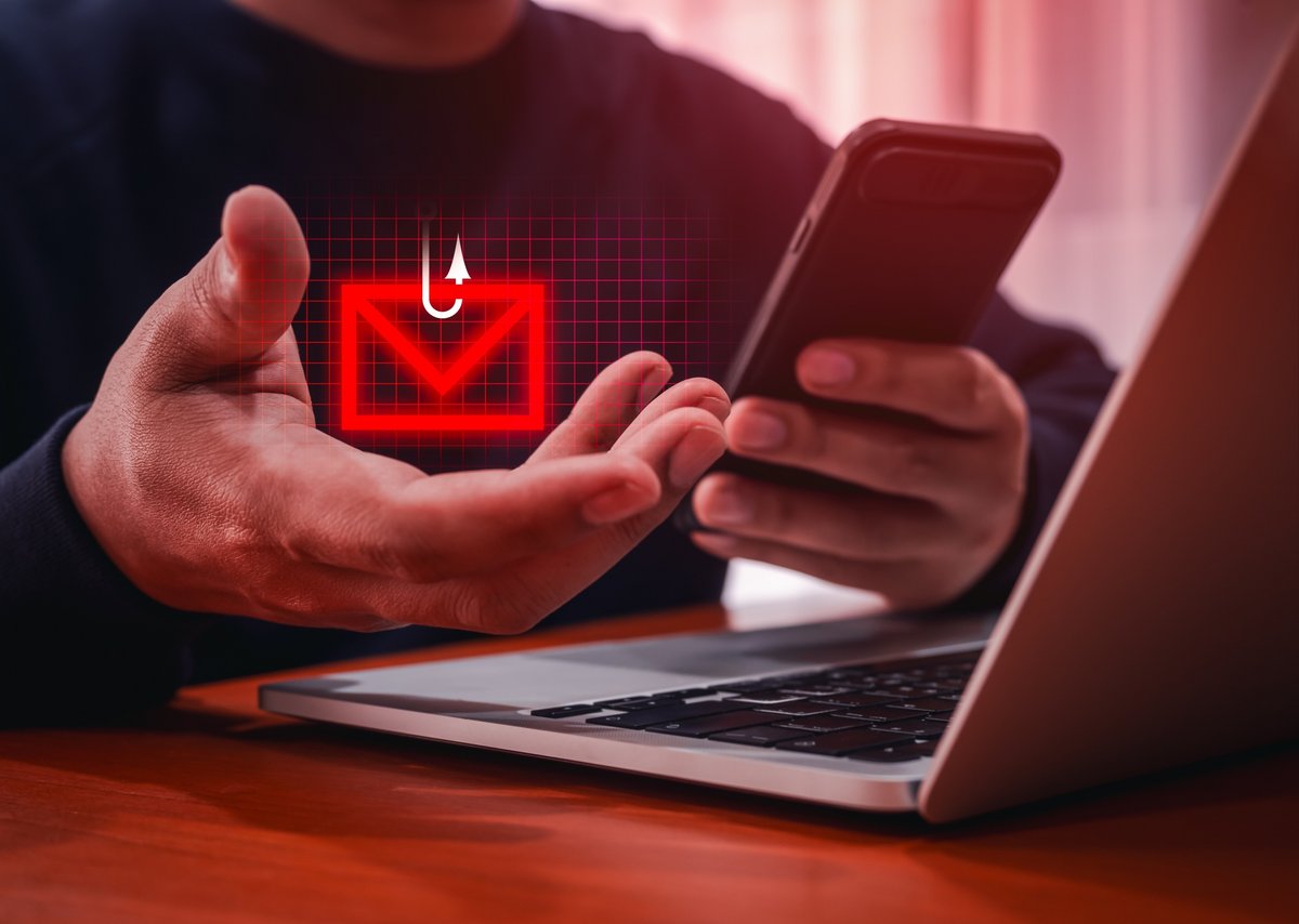 Les tentatives de phishing de plus en plus sophistiquée parviennent même à soustraire les codes OTP aux internautes © tete_escape / Shutterstock