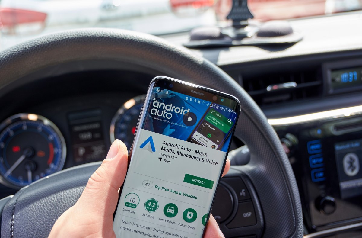 Android Auto profite de la fin d'année pour se refaire une petite beauté © dennizn / Shutterstock