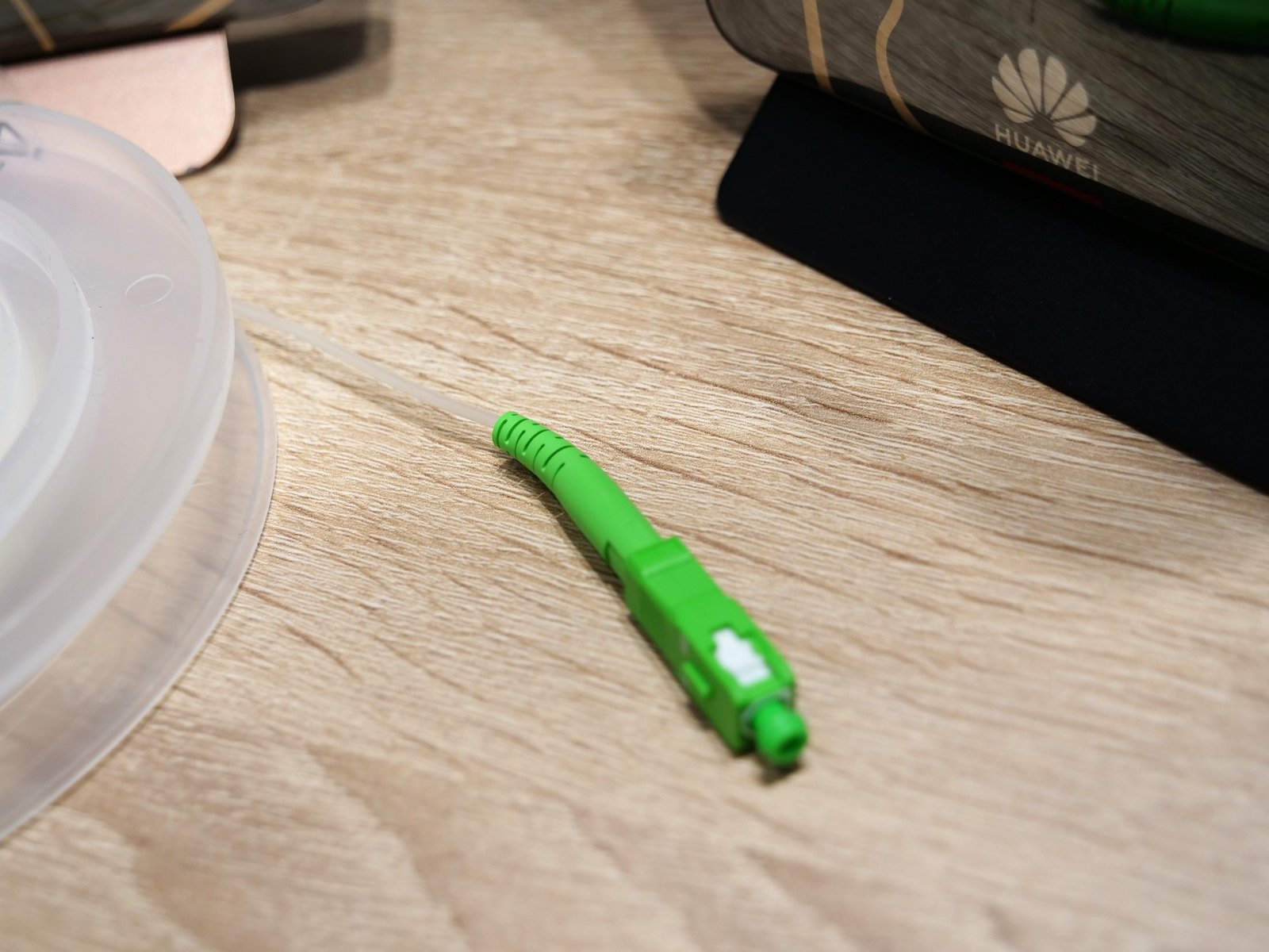 Admirez la souplesse de cette fibre, qui se colle très facilement un peu n'importe où © Alexandre Boero / Clubic