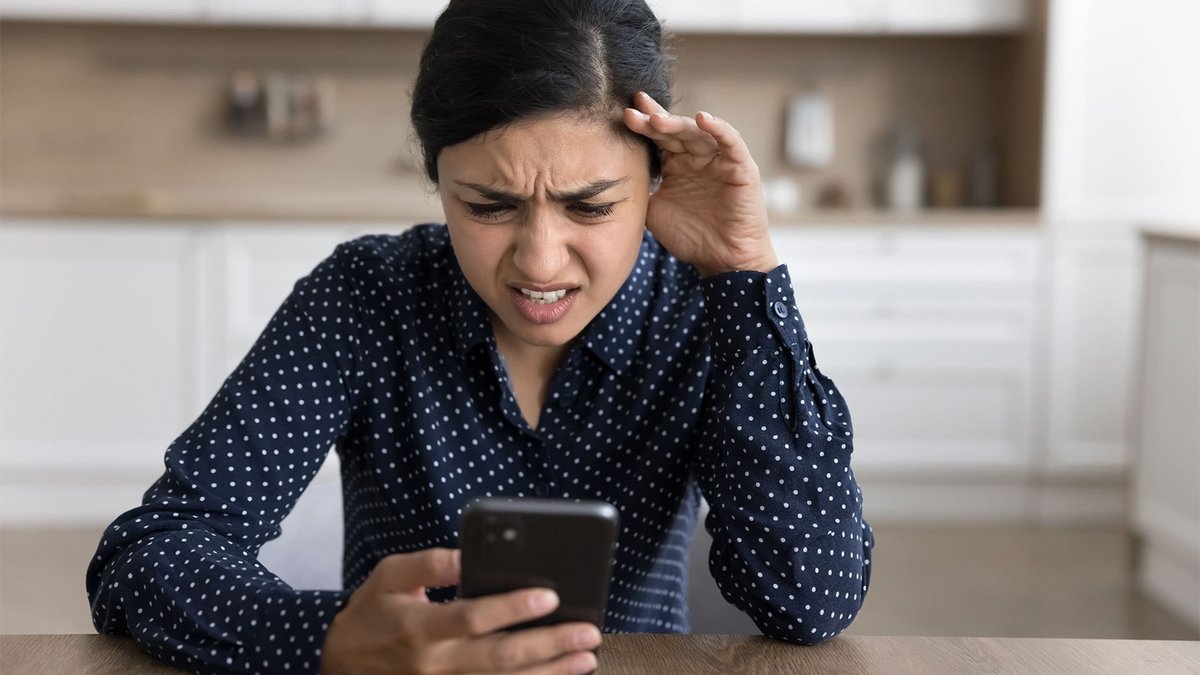 L'apparence inhabituelle d'un site peut être le signe que le téléphone est sur écoute © fizkes / Shutterstock