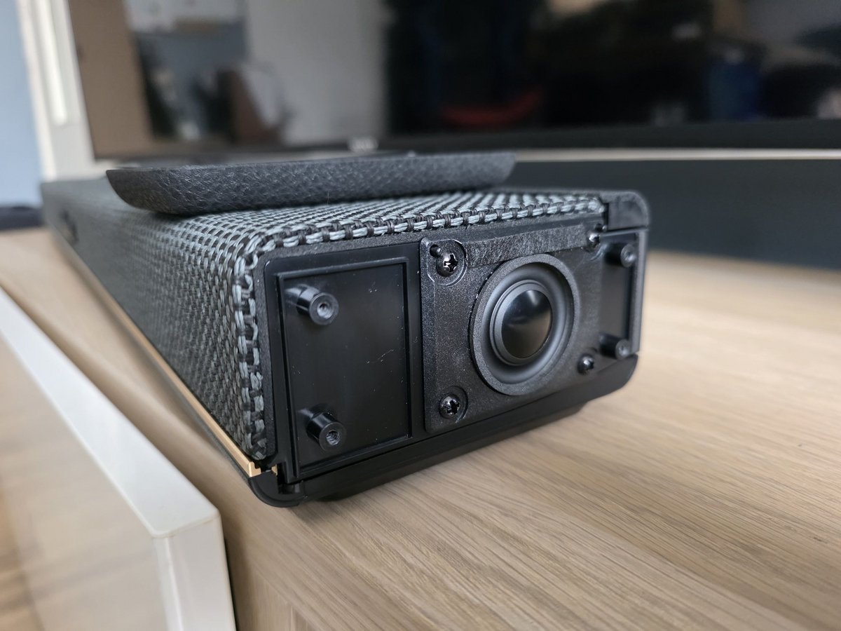 Pour la dimension Surround, la Heston 60 intègre des transducteurs latéraux © Guillaume Fourcadier pour Clubic