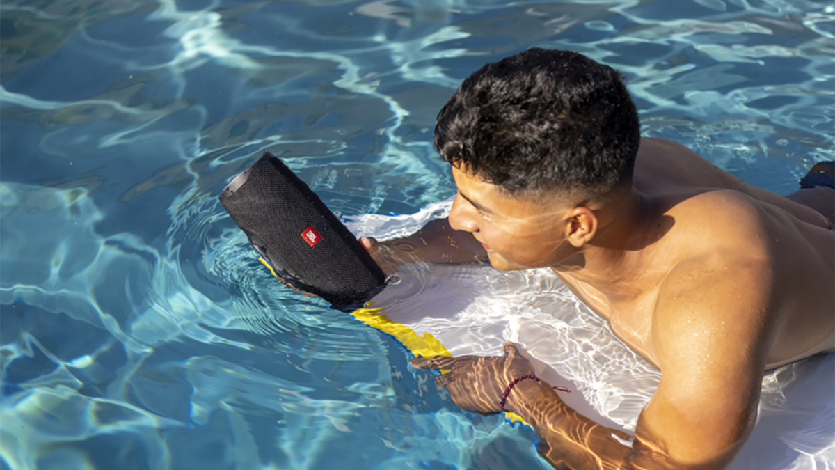 L'enceinte Bluetooth JBL Charge 4 qui prend un bain