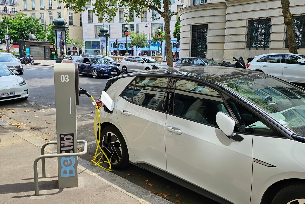 Véhicule électrique en charge à Paris © TSV-art / Shutterstock.com