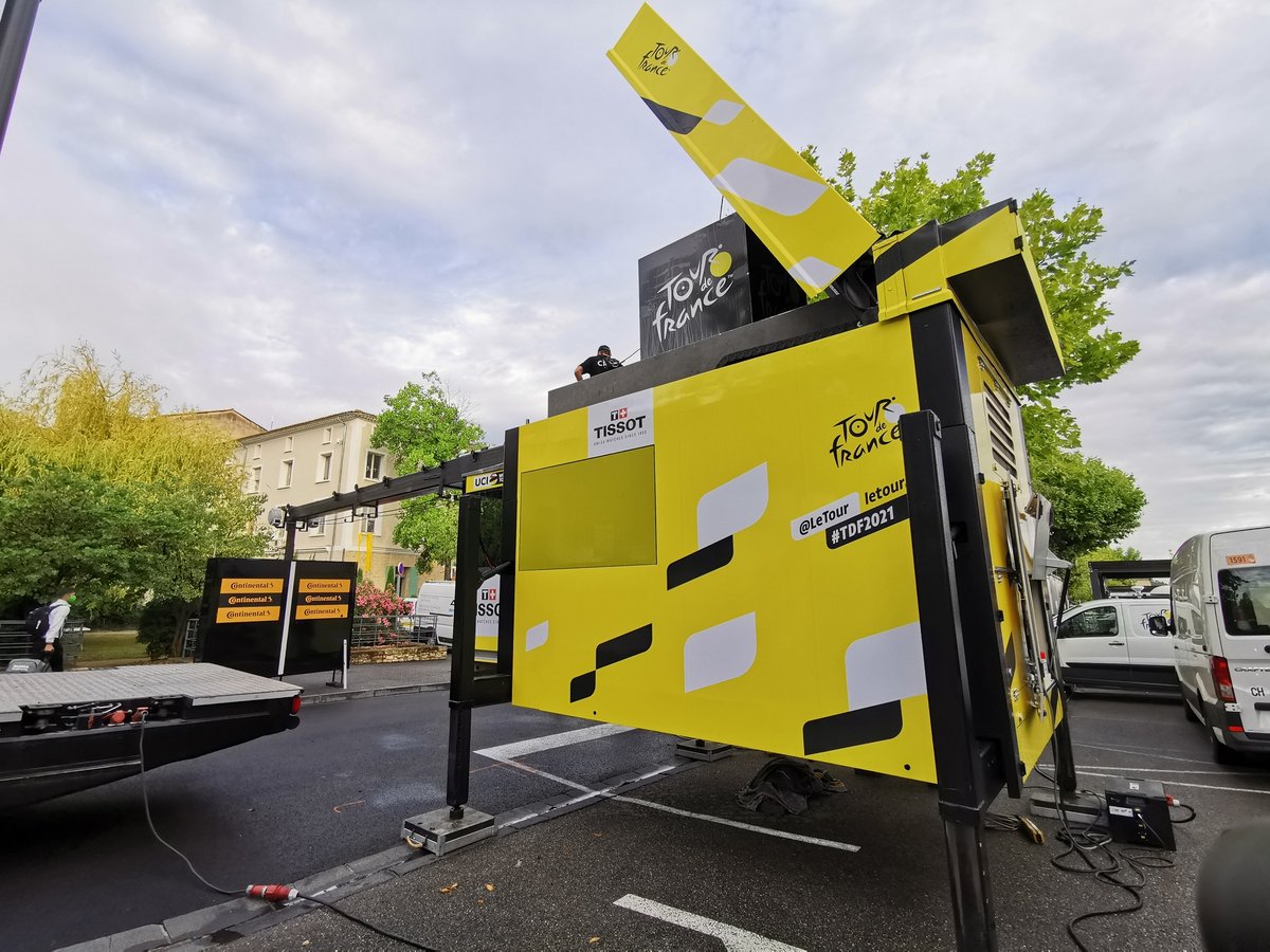 À 7h30 du matin, la ligne d'arrivée et le point chronométrique ne sont pas encore complètement montés (© Alexandre Boero pour Clubic)