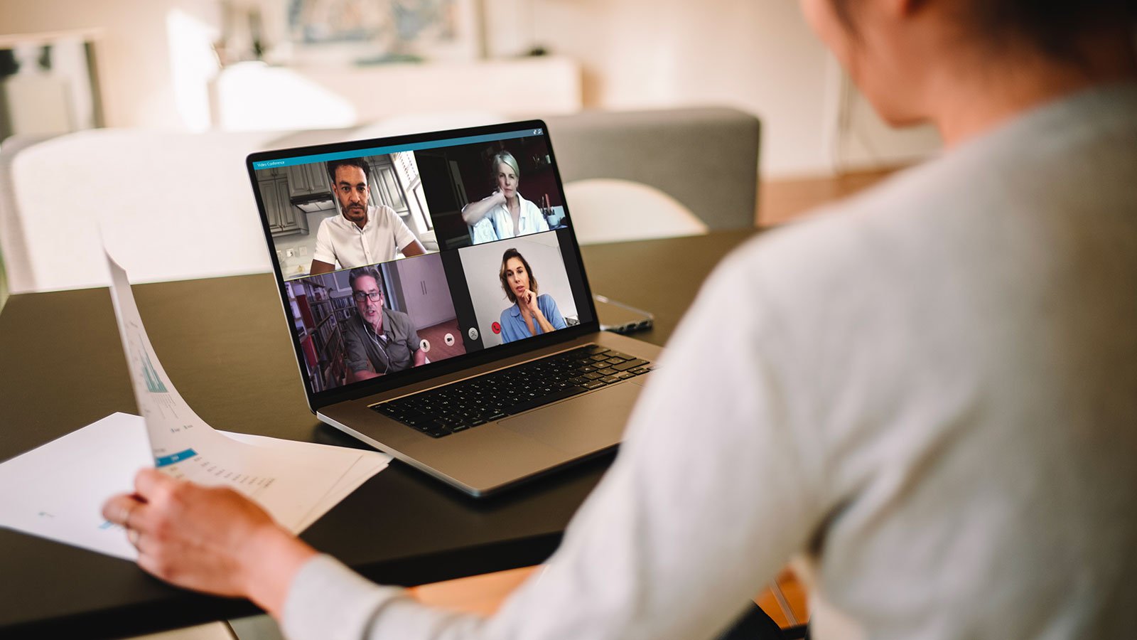 Flexible et sans services superflus, la B&You Pure Fibre s’adapte aux nouveaux modes de travail tout en gardant un budget clair et maîtrisé. ©Shutterstock