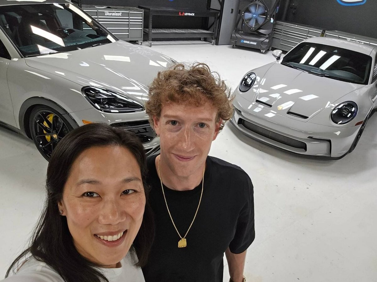 Priscilla et Mark Zuckerberg et leurs deux Porsche en fond © Instagram @Zuck