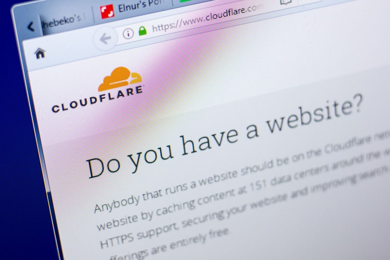 Des trous dans la raquette pour Cloudflare © Sharaf Maksumov / Shutterstock