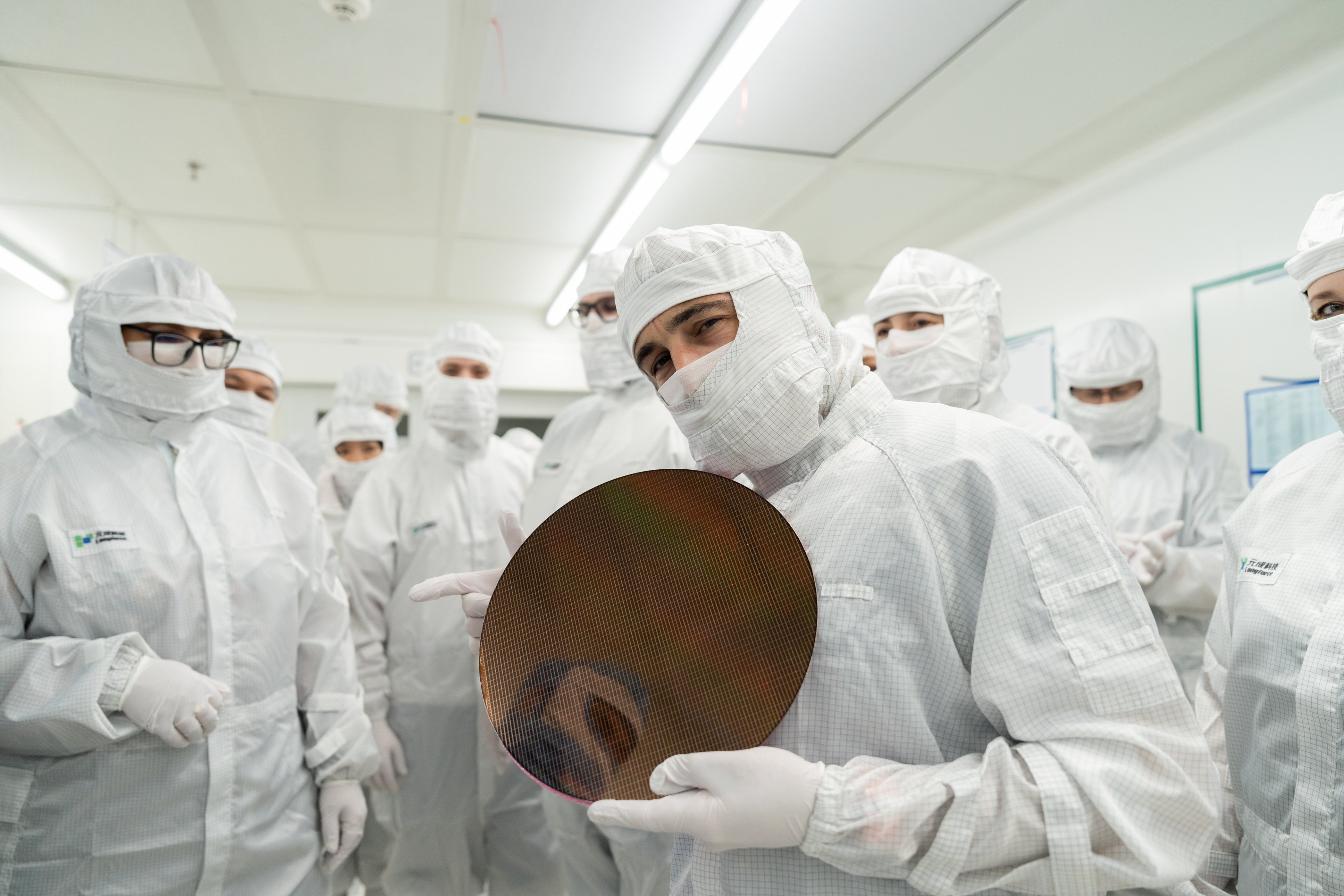 Un wafer mémoire et des tenues blanches pour éviter toute impuretés dans les zones sensibles. © Lexar