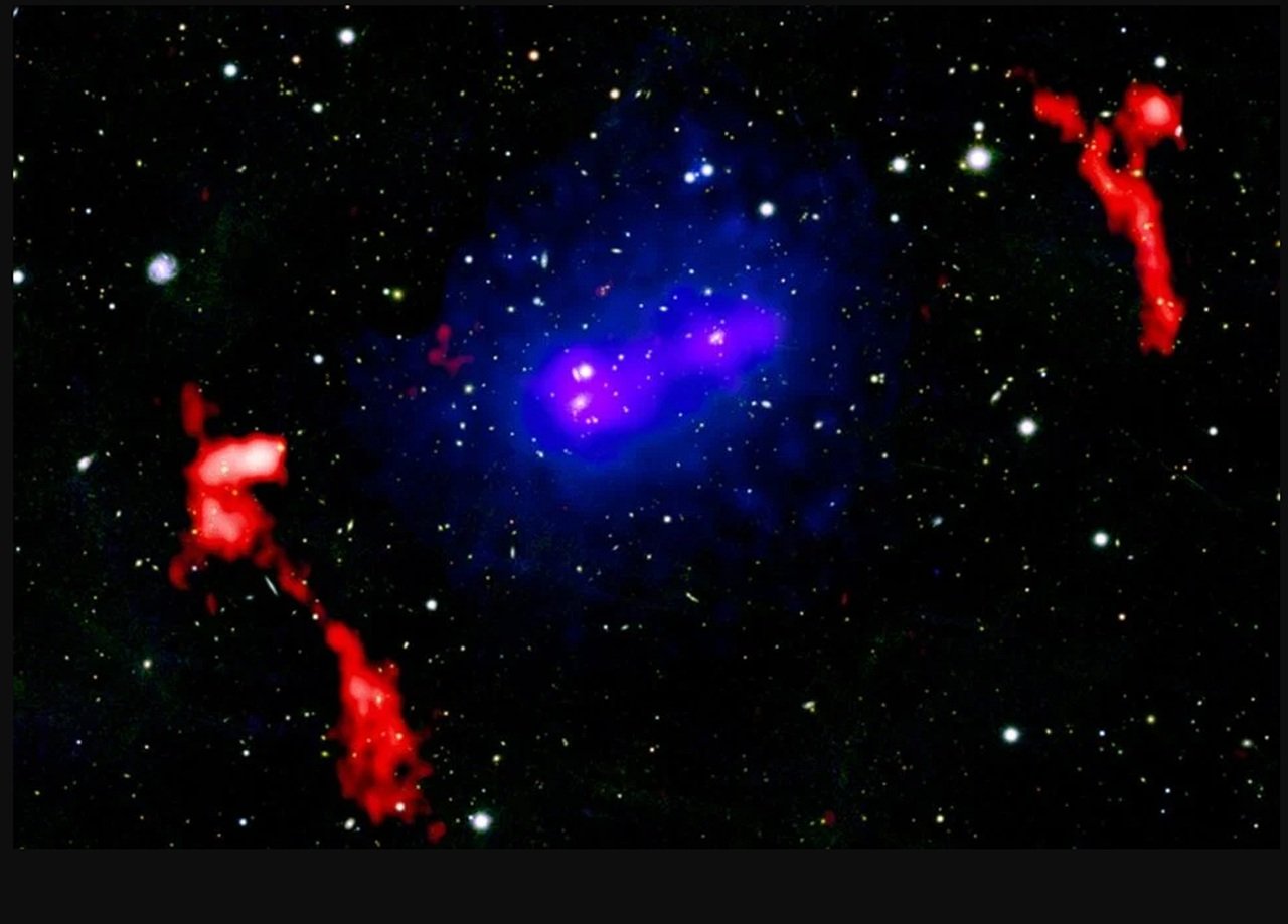 En bleu, les amas de galaxies du système PSZ2 G181, et en rouge, les chocs radio - © Rayons X : NASA/CXC/CfA/Stroe, A. et al. ; Optique : PanSTARRS ; Radio : ASTRON/LOFAR ; Traitement d'image : NASA/CXC/SAO/N. Wolk