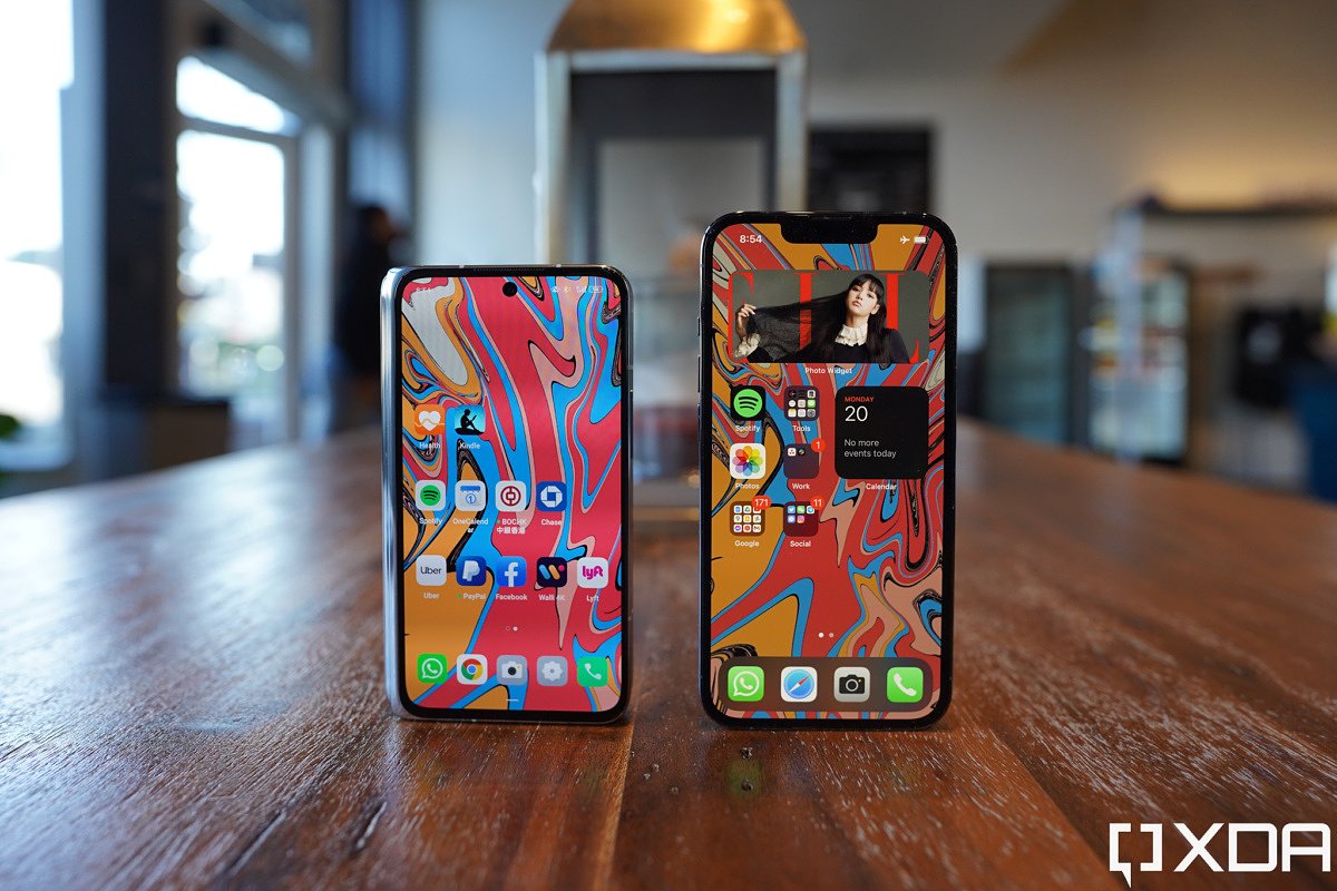 Le OPPO Find N et l'iPhone 13 Pro © XDA Developers