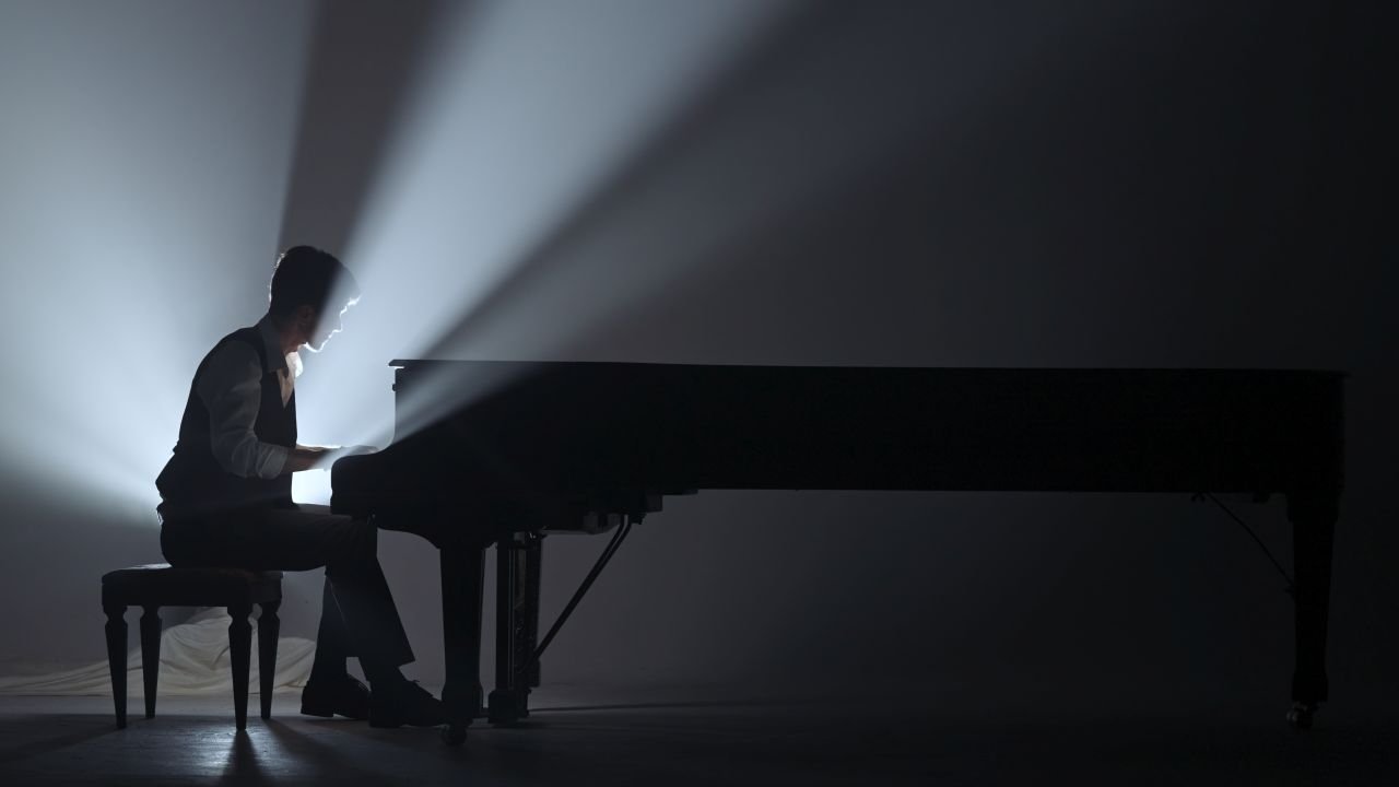 Cette année, sur la scène du Printemps de Bourges, l'IA était en duo avec le pianiste Edouard Ferlet pour une prestation inédite en hommage au jazzman Keith Jarrett - ©KinoMasterskaya / Shutterstock