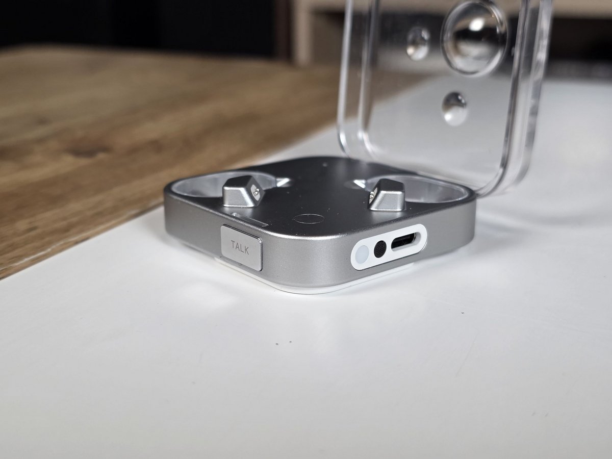 Efficace en appel, le boitier des Nothing Ear (3) est un plus non-négligeable © Guillaume Fourcadier pour Clubic