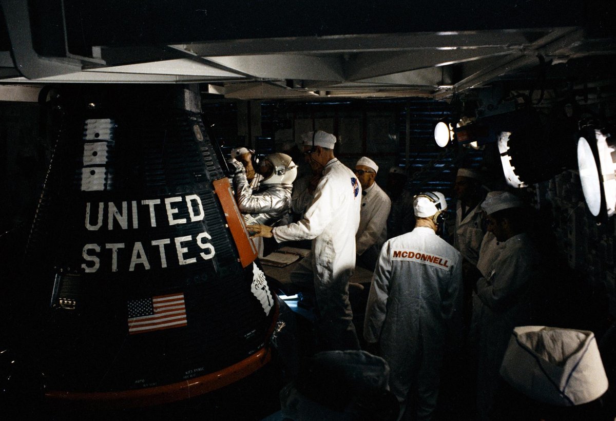 L'entrée dans la capsule Mercury sur le pas de tir, à Cape Canaveral. Il fallait un peu de souplesse... © NASA
