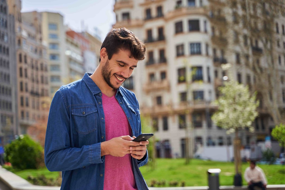 Gérez facilement plusieurs profils eSIM. ©Oscar M Sanchez / Shutterstock