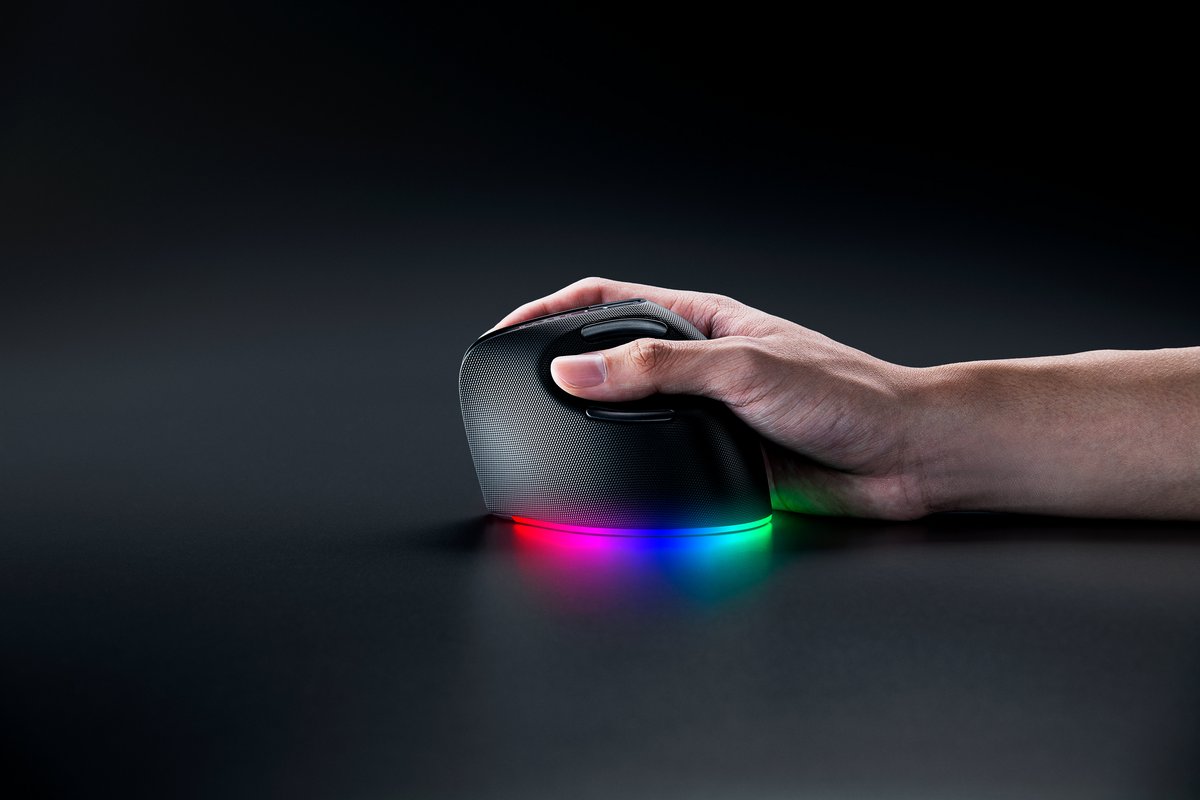 Notez comme l'avant-bras est orienté de manière bien plus naturelle, sans torsion. ©Razer