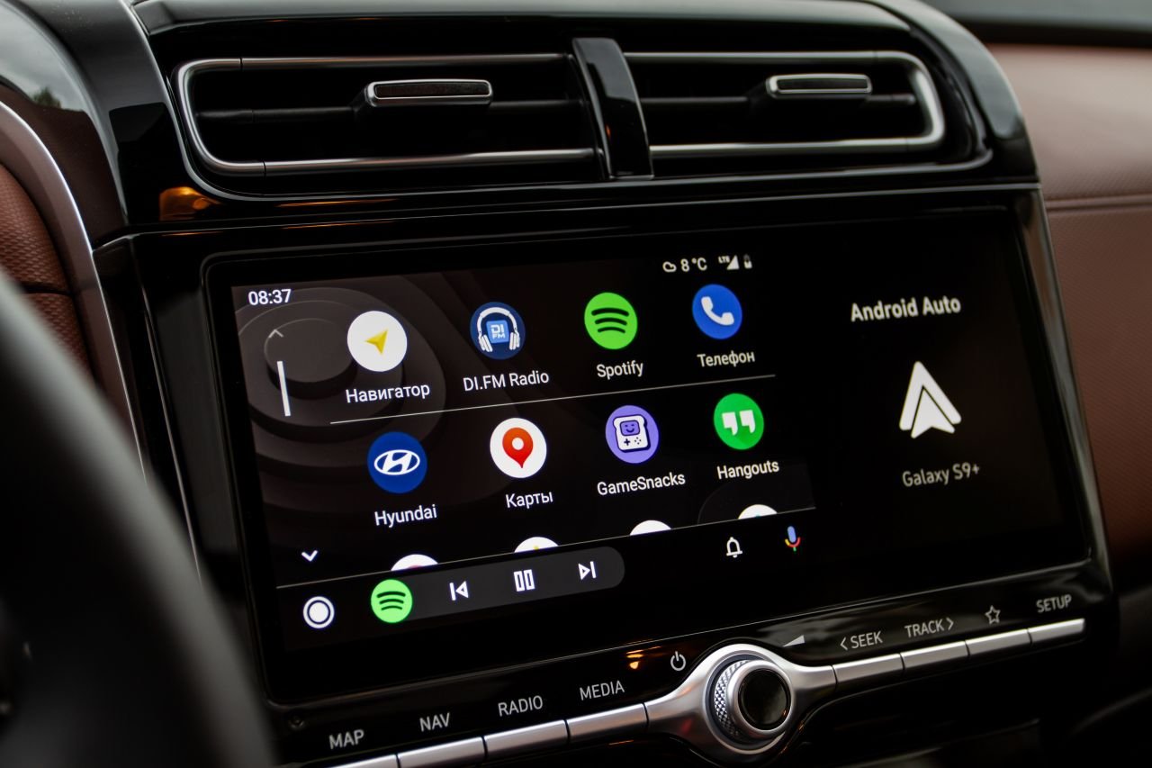 En voiture bientôt comme à la maison grâce à cette possible intégration de Google Cast à Android Auto ? - ©Roman Vyshnikov / Shutterstock
