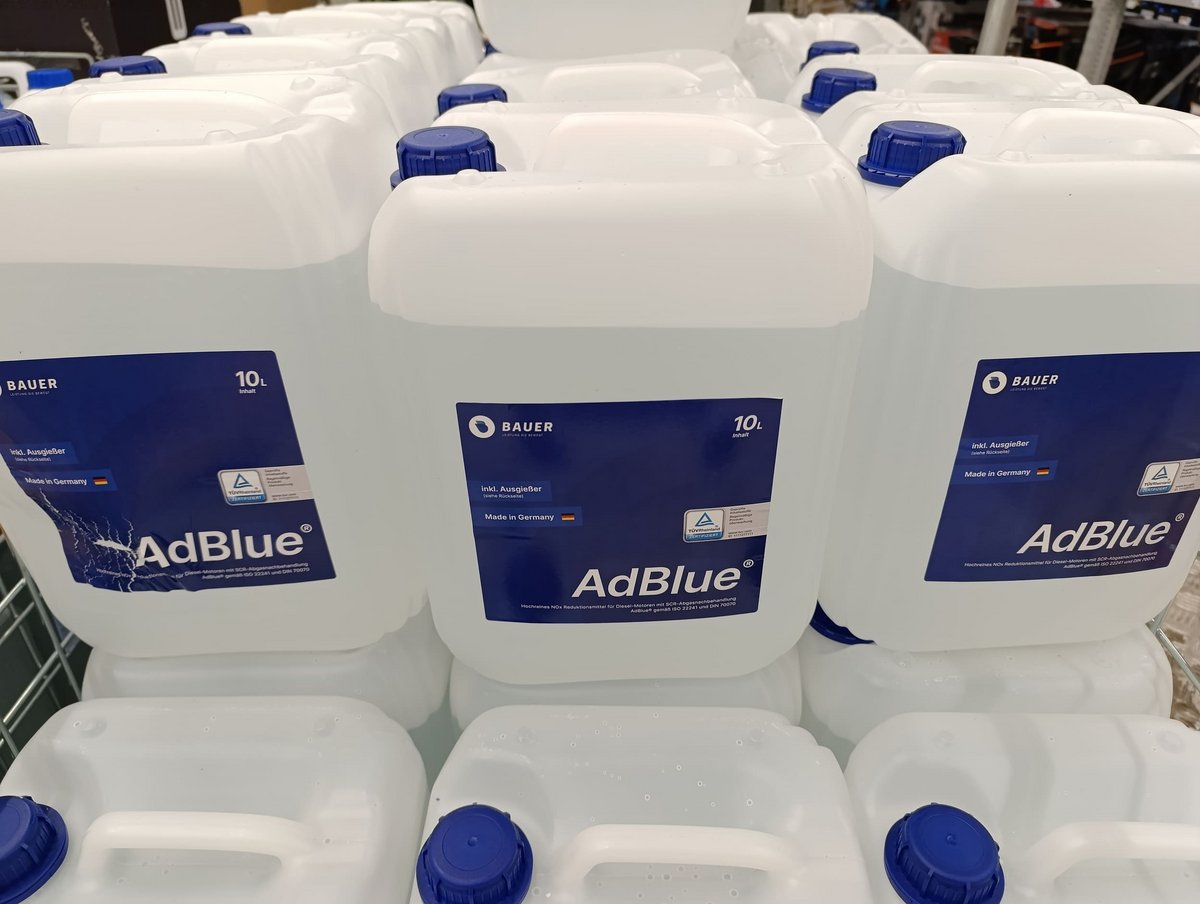 Des litres d'AdBlue, un liquide qui peut être aussi précieux que piégeux © Janet Worg / Shutterstock