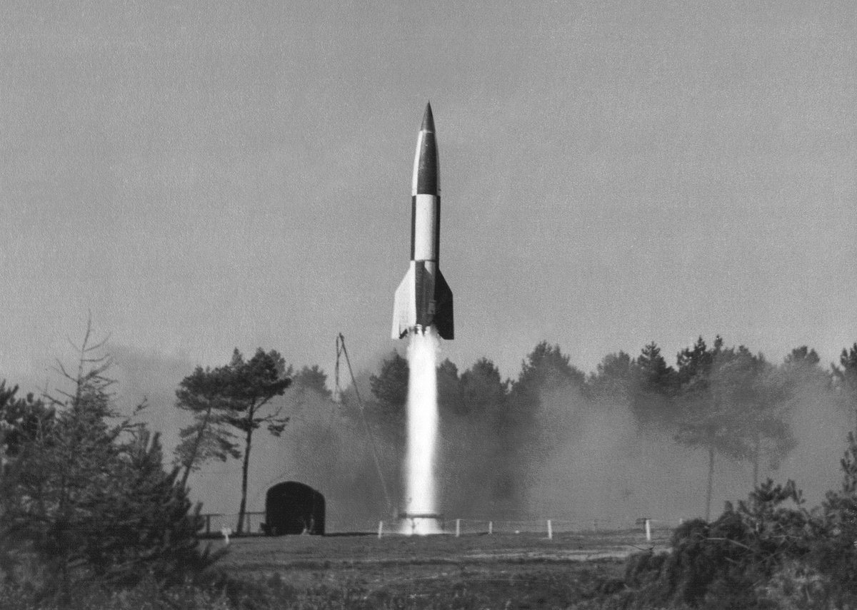 Un lanceur V2 lors de tests en Angleterre juste après la seconde guerre mondiale. Crédits NA.