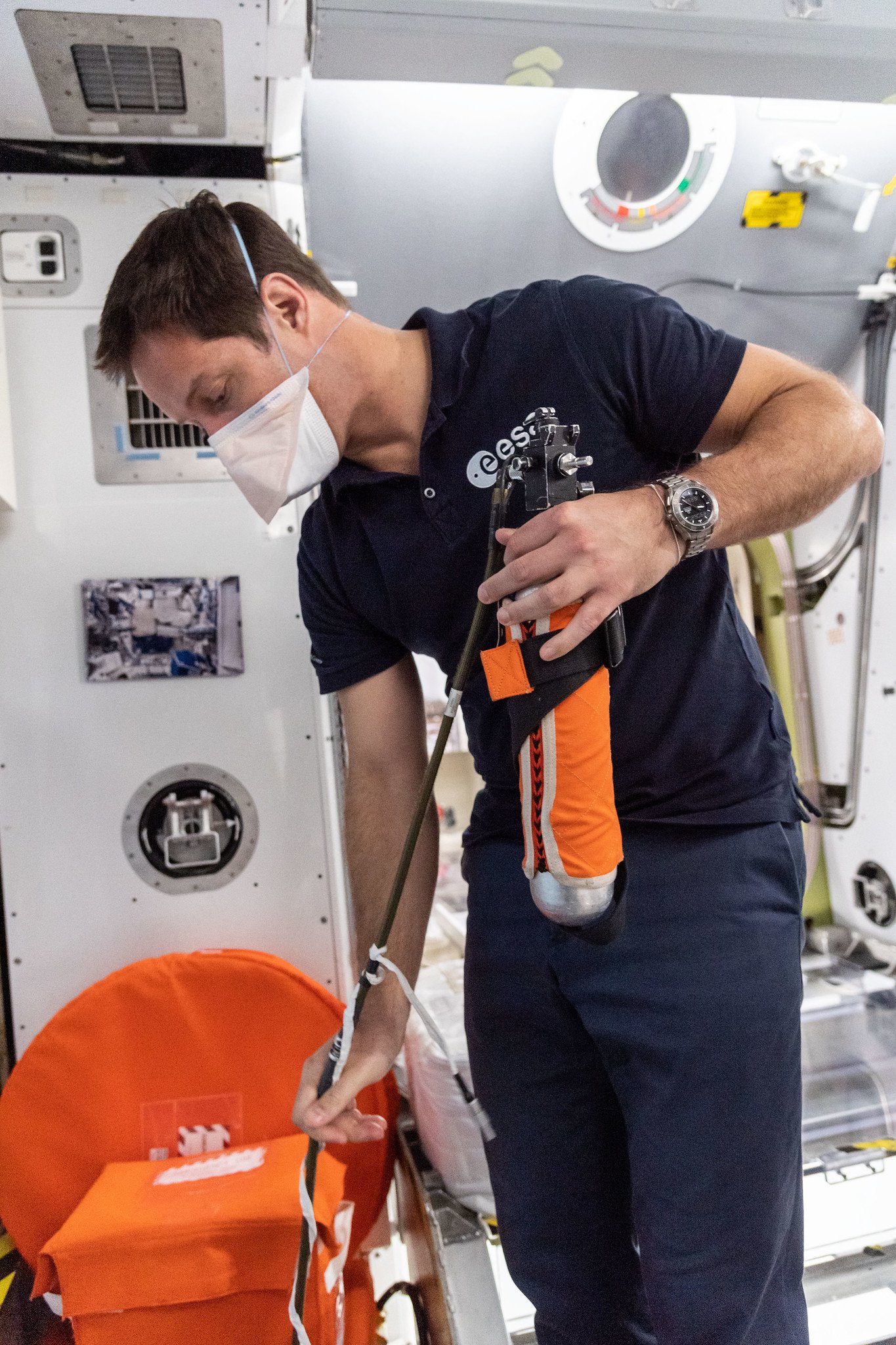 Il vaut mieux réviser l'emplacement et l'utilisation des extincteurs lorsqu'on est encore sur Terre... Crédits ESA/Thomas Pesquet