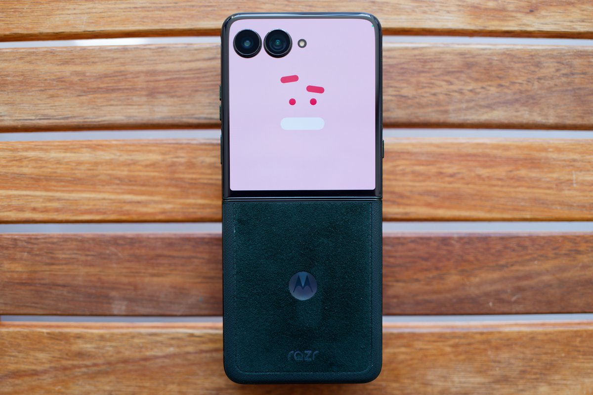 Le Razr 60 Ultra déplié côté extérieur. ©Marc Mitrani pour Clubic