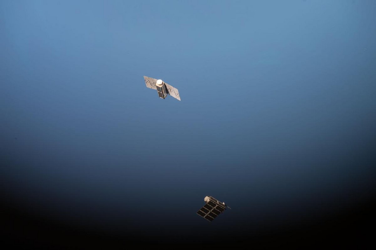 Deux CubeSats étendent leurs panneaux juste après éjection. Crédits NASA