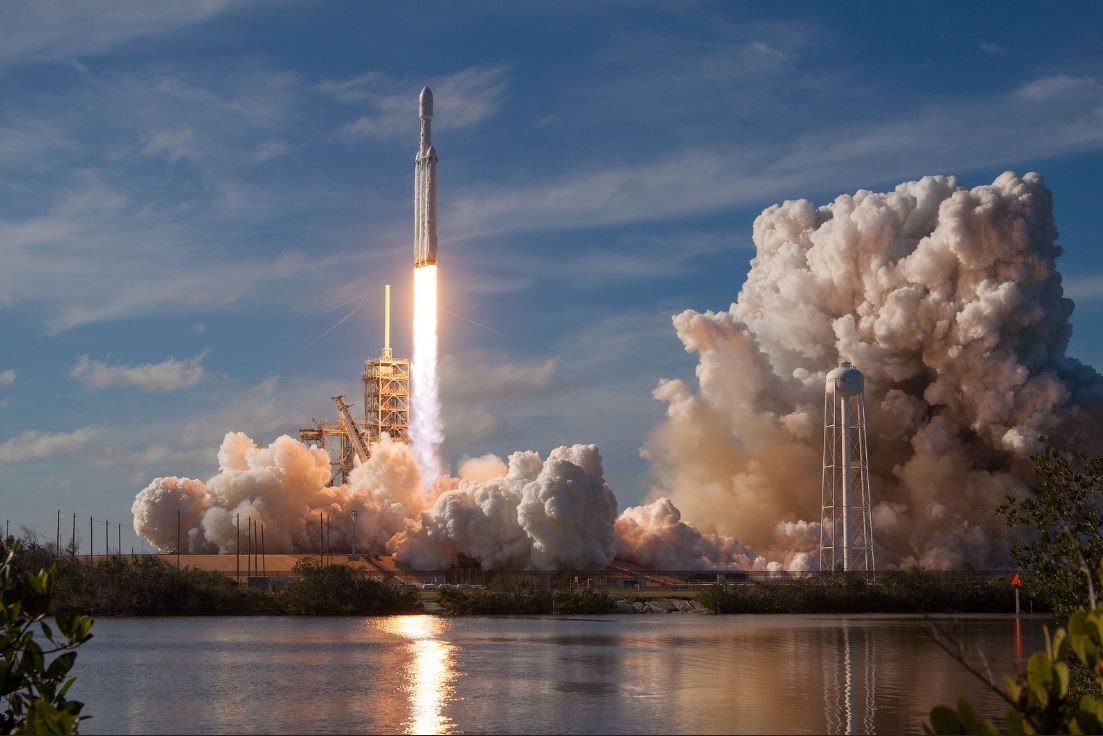 Falcon Heavy lors de son premier décollage en 2018. Crédits : SpaceX