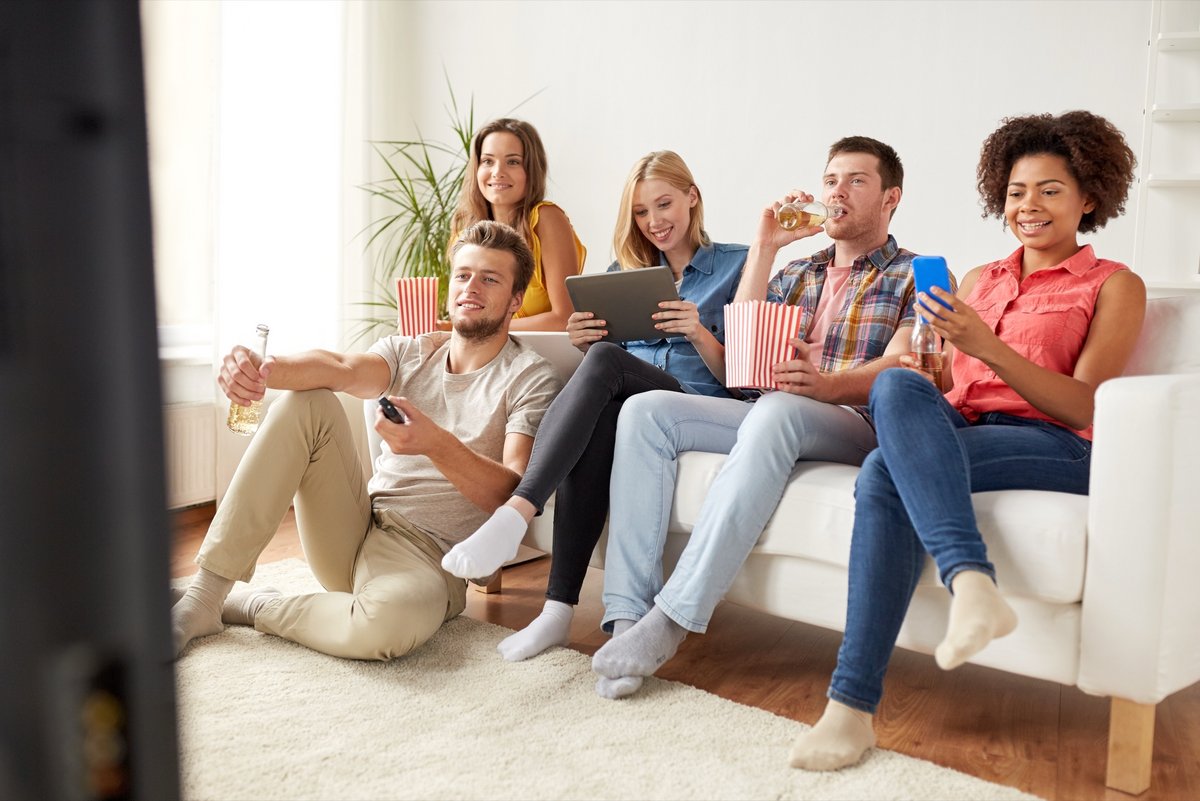 Dans les colocs internationales, tout le monde ne partage pas les mêmes habitudes de consommation de contenus. © Ground Picture / Shutterstock