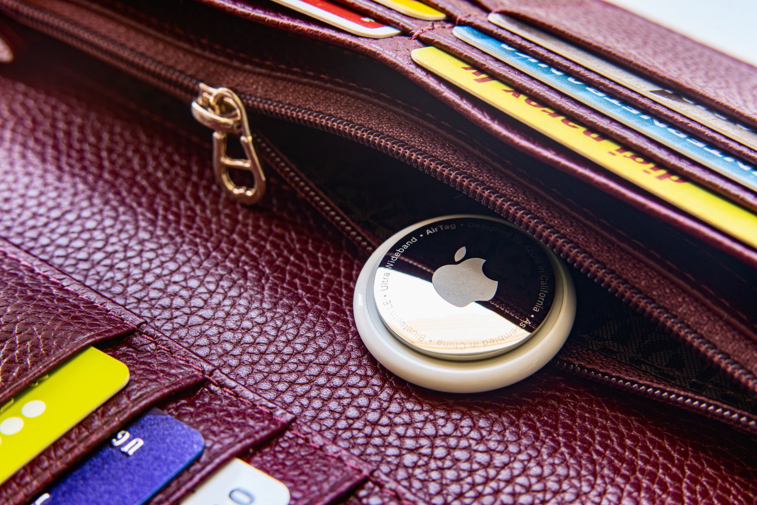 La première version de l'Apple AirTag. © Ugis Riba / Shutterstock