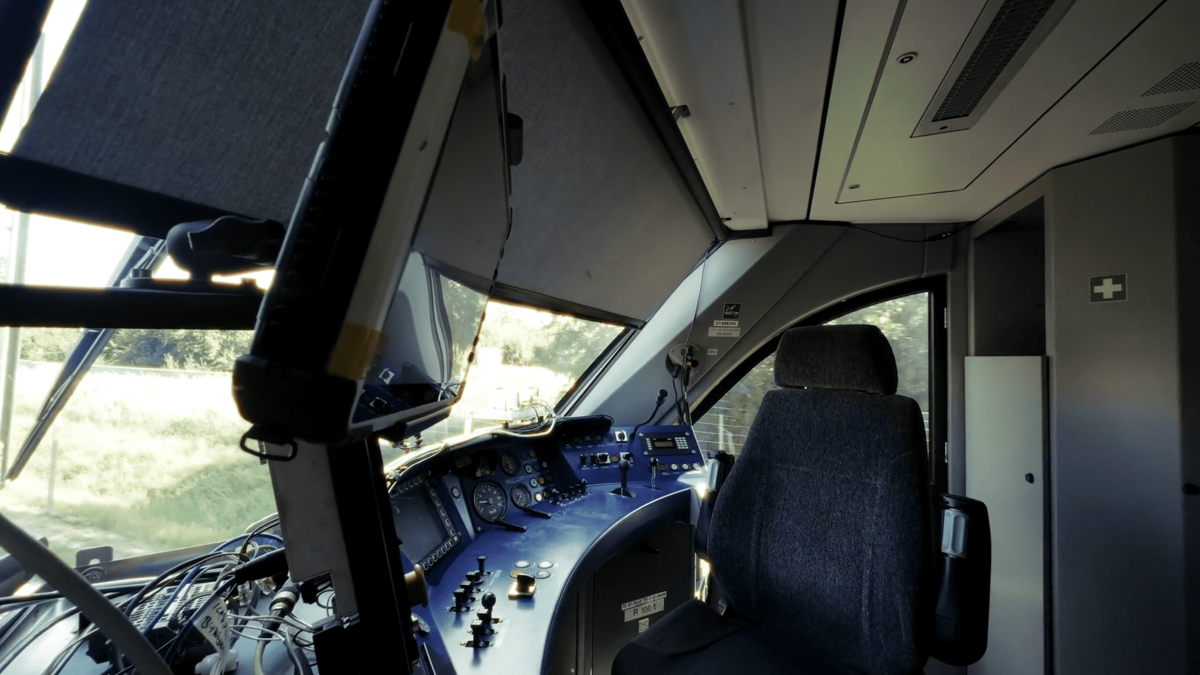 La cabine du conducteur est vide, et ici, le train avance de manière totalement autonome © Alstom