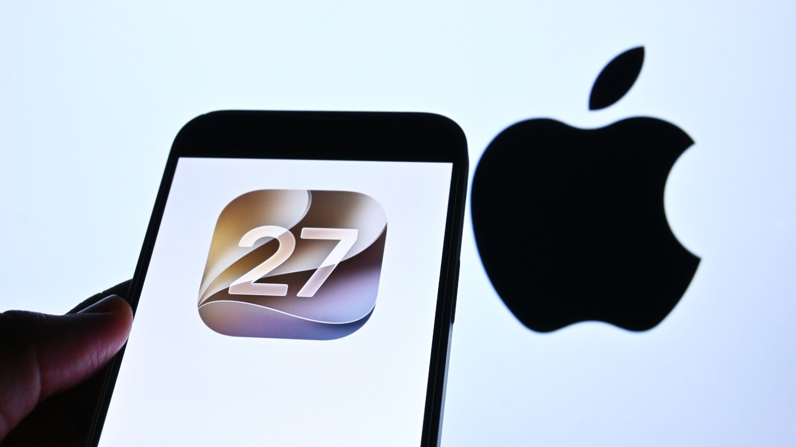 Sur les appareils compatibles avec Apple Intelligence, un pirate distant pouvait accéder à des données sensibles, selon la description de la faille CVE-2026-86987 - ©miss.cabul / Shutterstock
