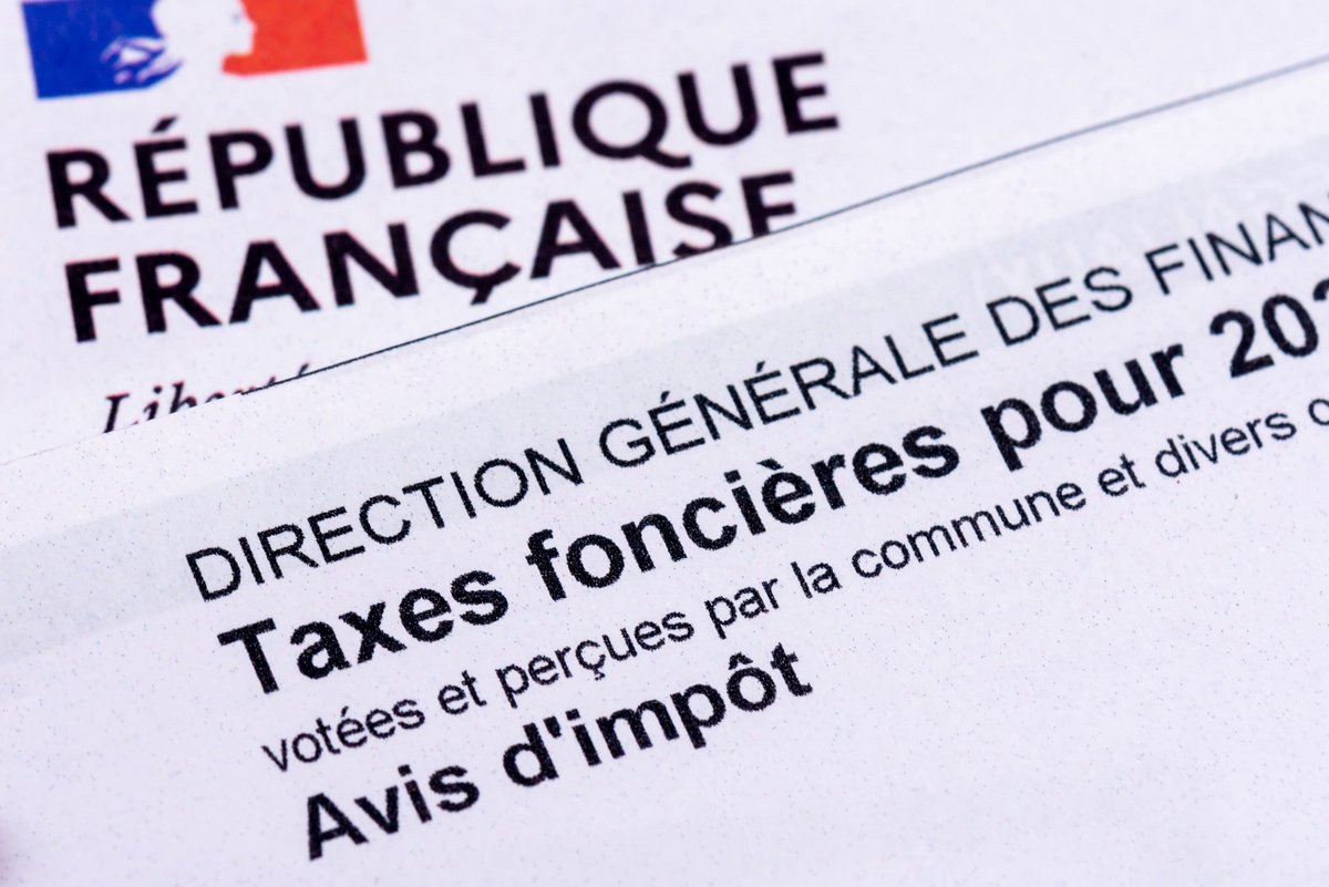 Un avis de taxe foncière © HJBC / Shutterstock.com