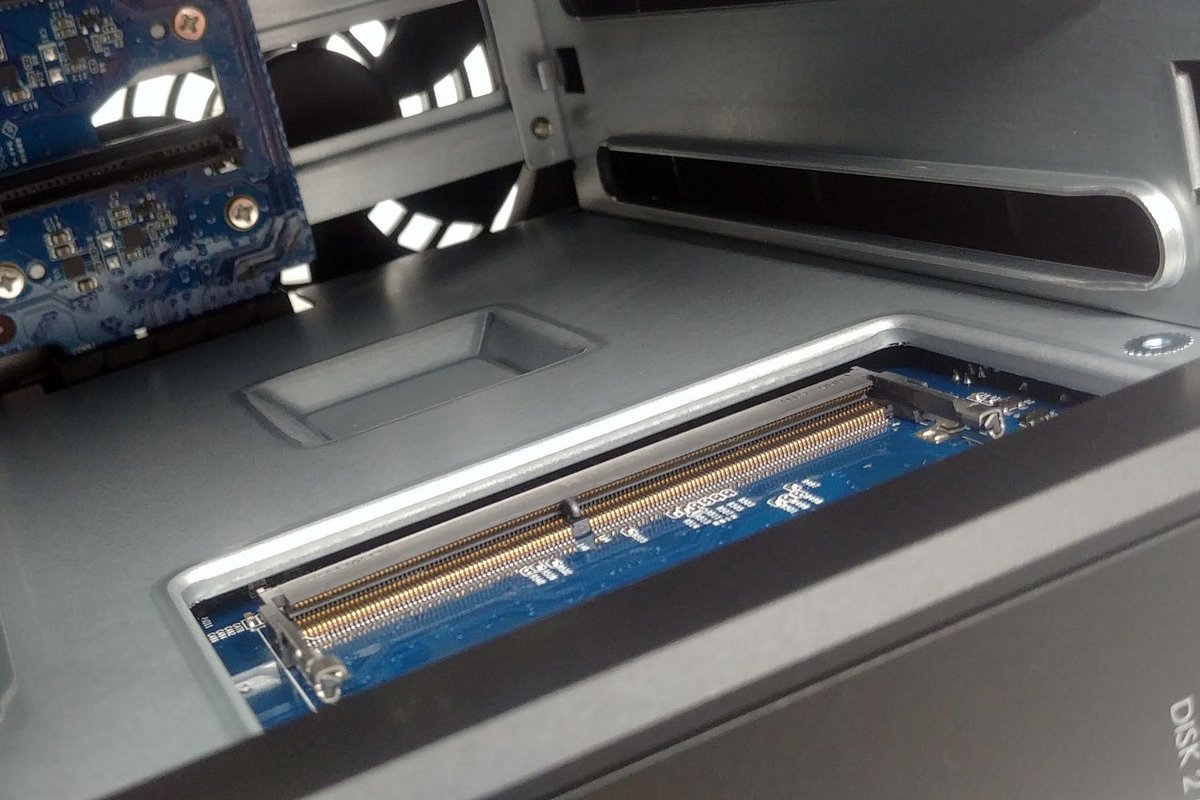 L'unique port SODIMM est accesssible en retirant les berceaux © Nerces pour Clubic