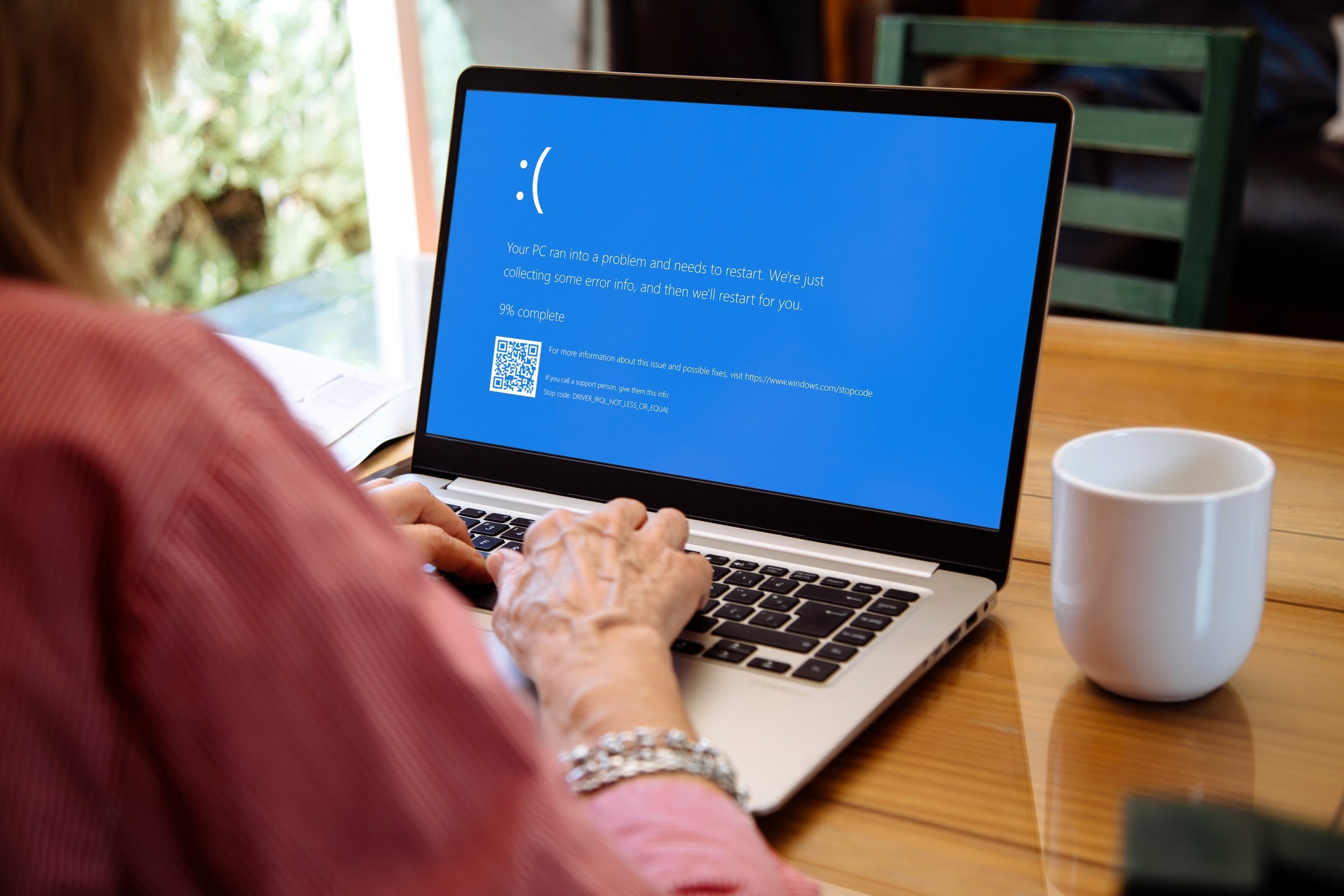 Windows 11 promettait des hotpatchs discrets, et c’est déjà raté. © Alex Photo Stock / Shutterstock