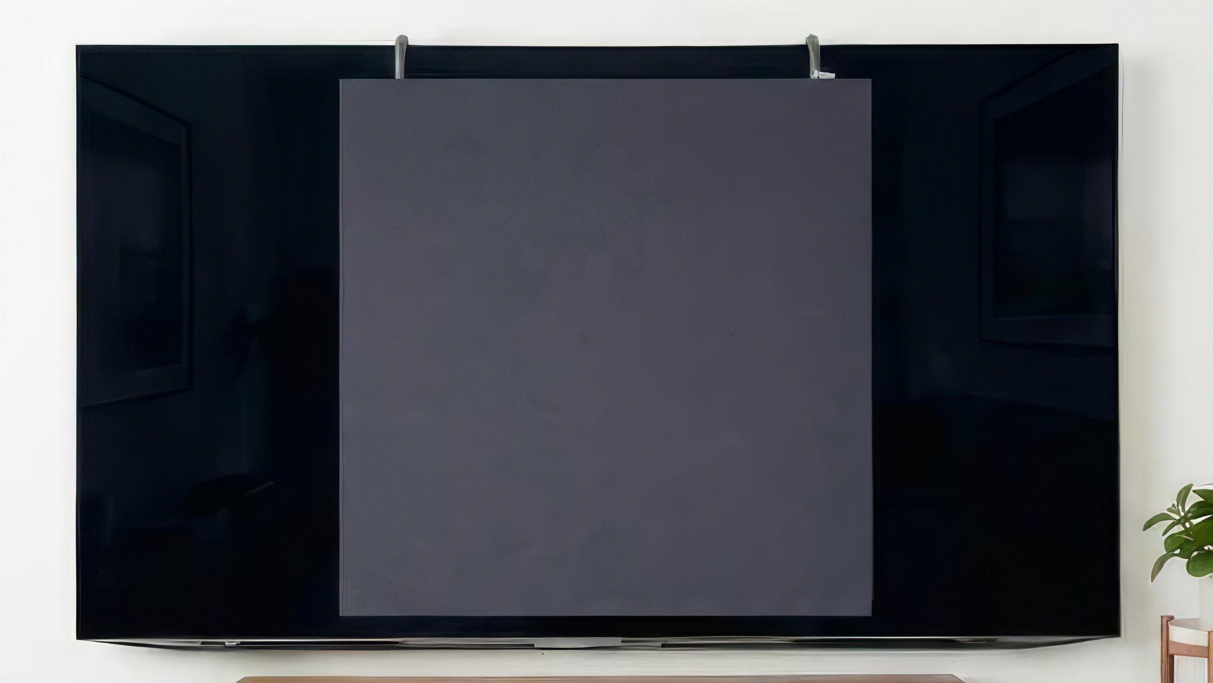 Ce drôle de panneau à suspendre devant le TV arrive avec une vraie promesse. © エスカート (Escart)