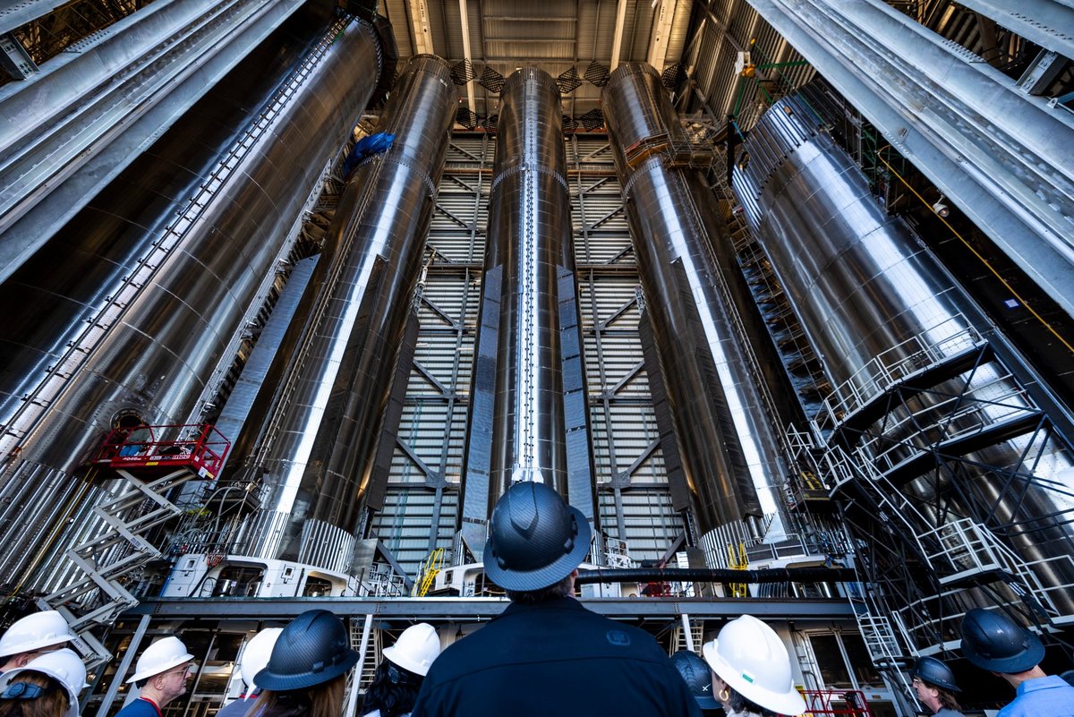 Belle collection, non ? Les prochains étages de Super Heavy sont en préparation comme à la parade. © SpaceX