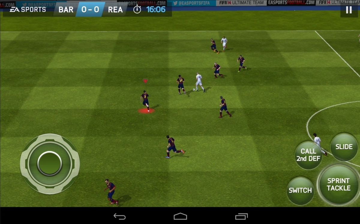 Un match intense sur Android montrant le réalisme du gameplay de ce jeu de football. - © FIFA 14