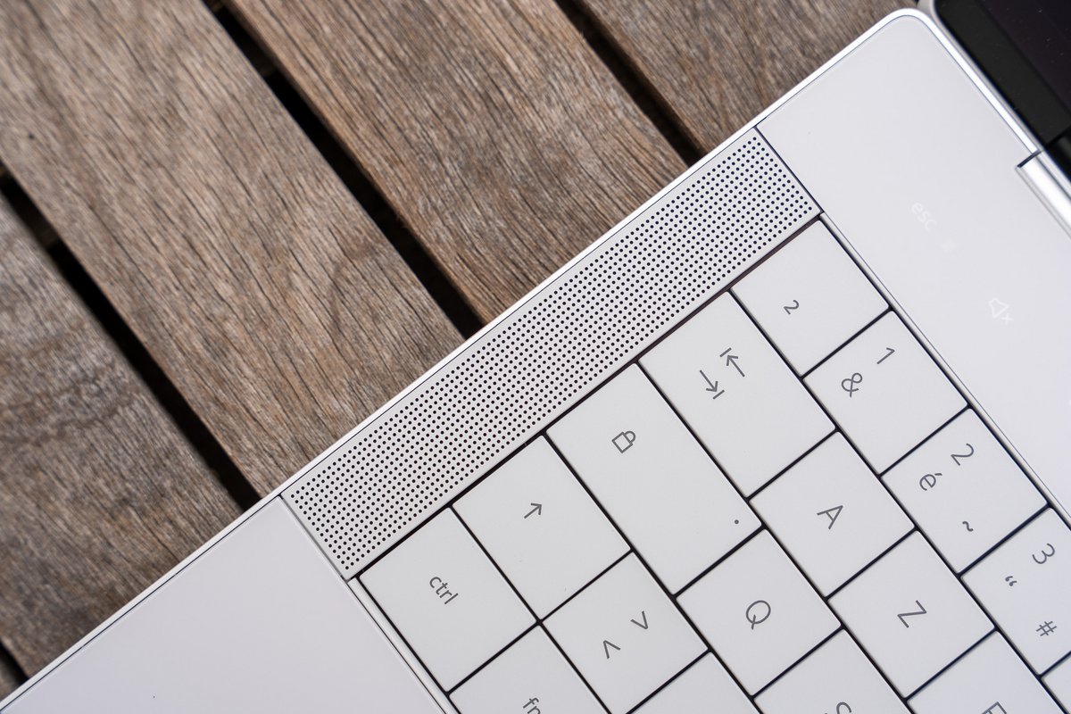 Les haut-parleurs jouxtent le clavier