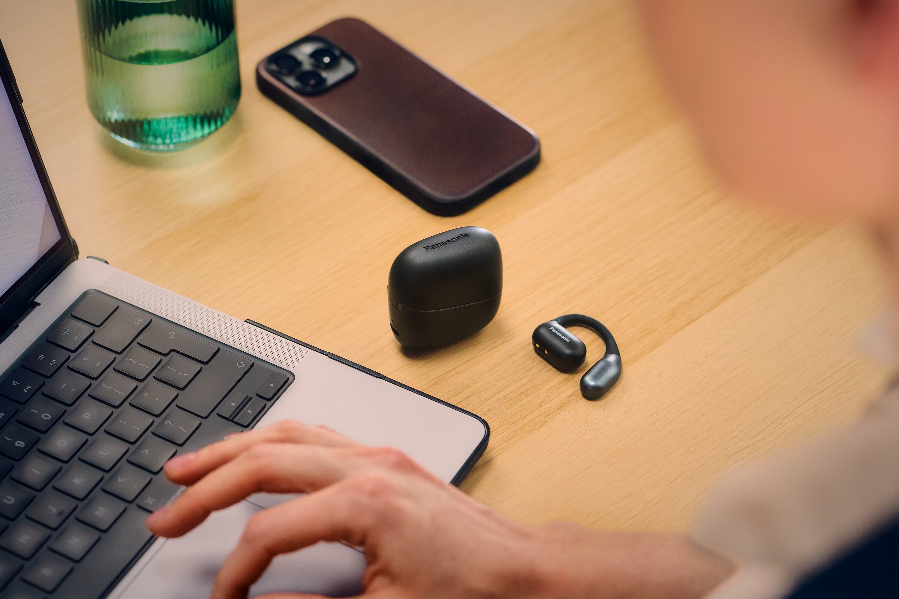 Le concept est le même qu'avec des écouteurs intra-auriculaires. Un boîtier vous sert à ranger vos écouteurs quand vous vous en servez plus et pour les recharger si ceux-ci arrivent à court d'énergie. ©Panasonic