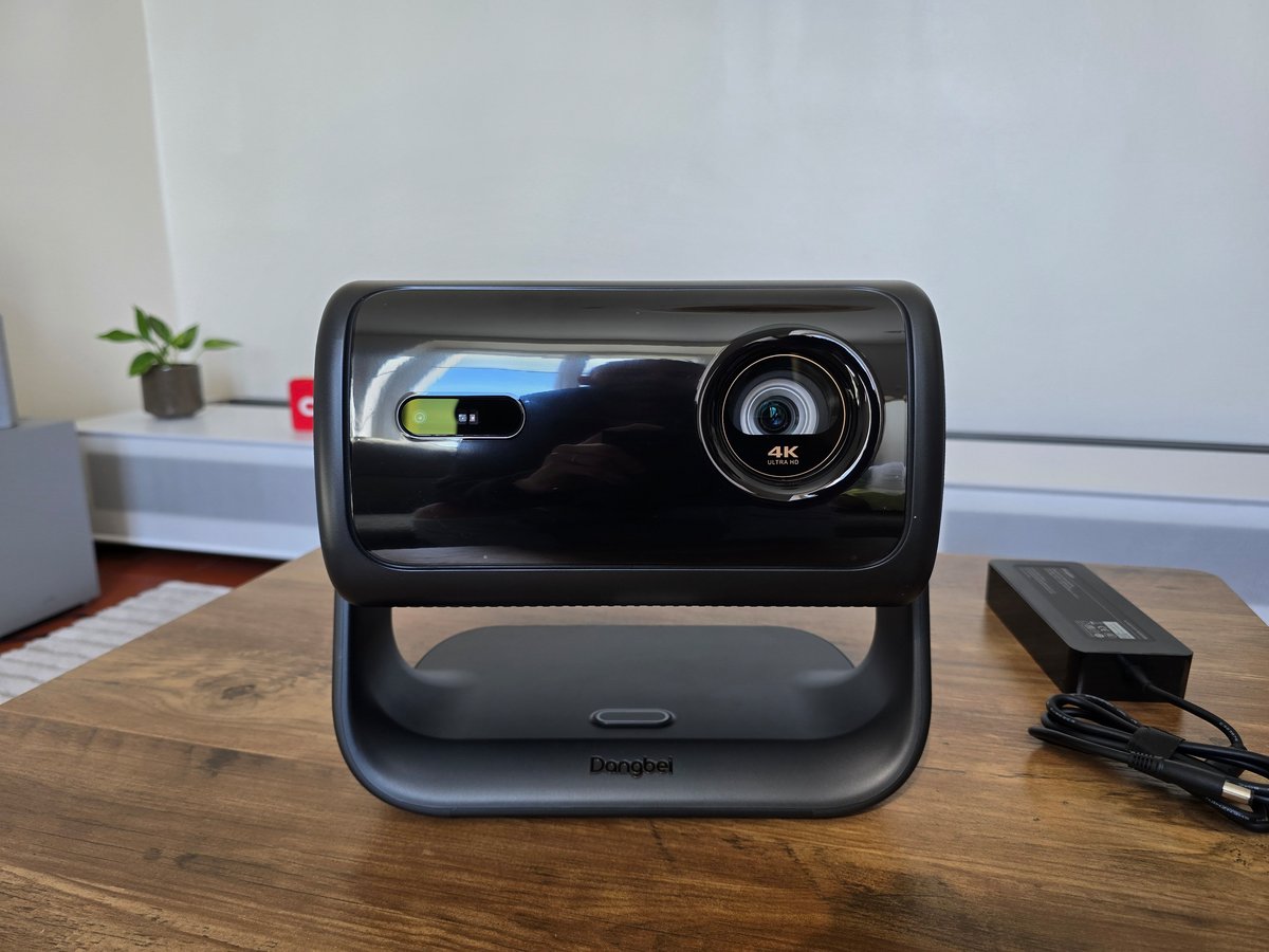Sobre, mais particulièrement fonctionnel grâce à son cardan intégré et ses réglages automatiques. © Matthieu Legouge