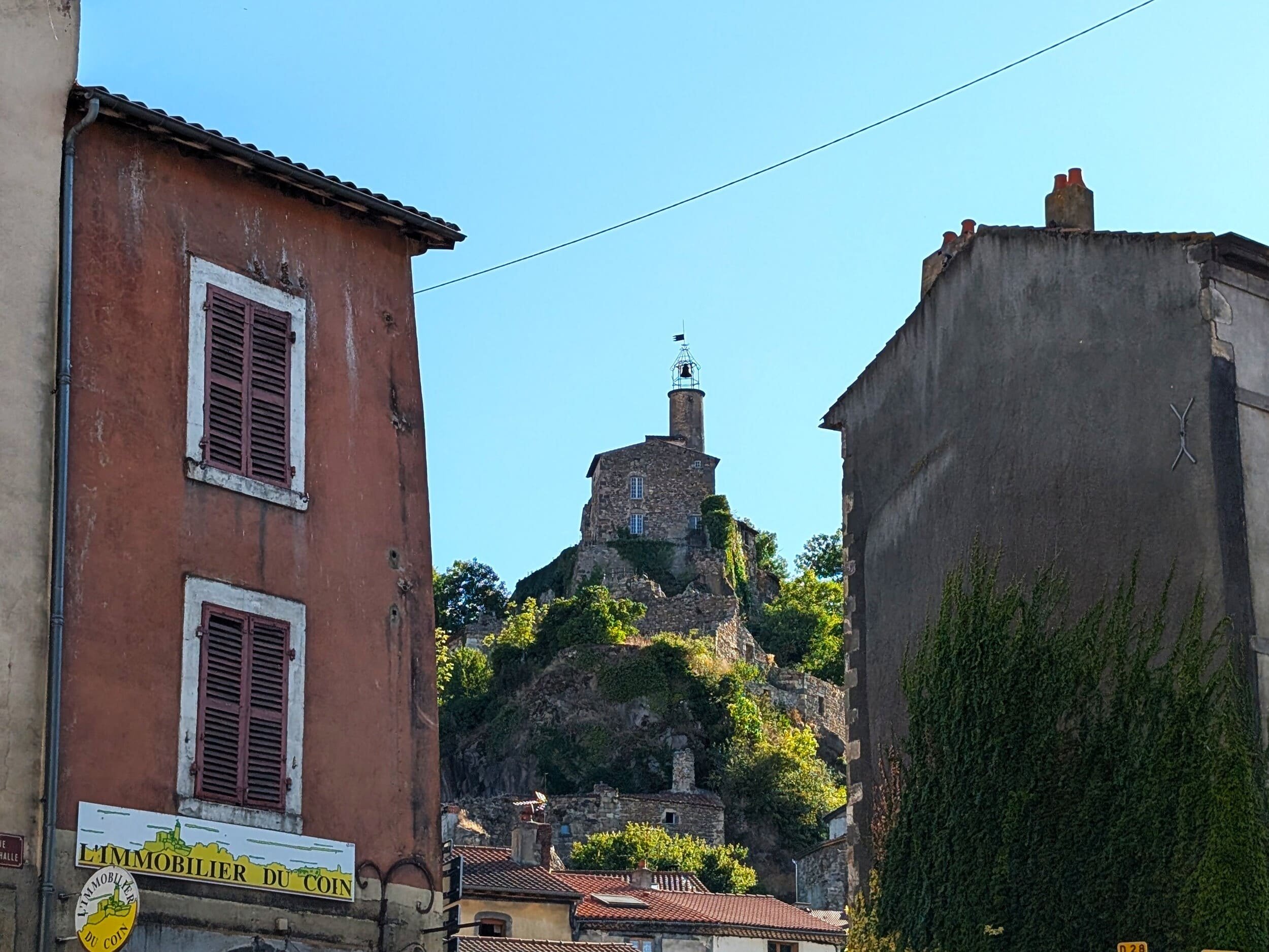 Un petit aperçu du village de Champeix, avec son église Saint-Jean © Alexandre Boero / Clubic