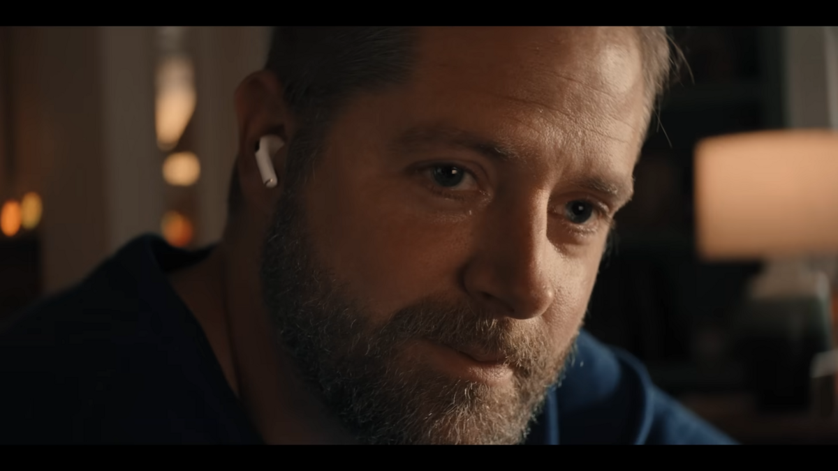 La dernière pub d'Apple pour les AirPods Pro se concentre sur la nouvelle aide auditive intégré aux écouteurs. © Apple