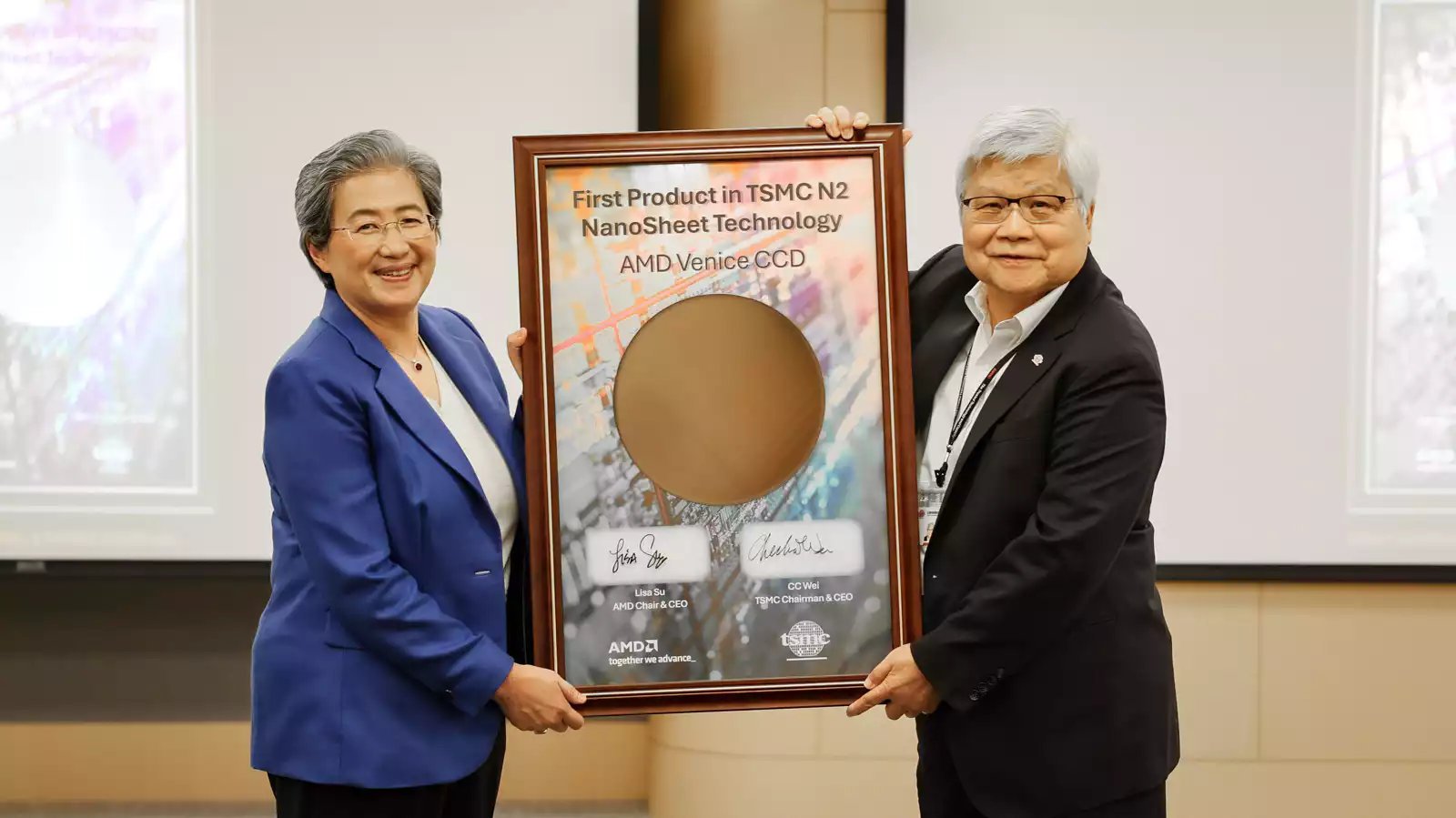 En avril dernier, Lisa Su (AMD) et C.C. Wei (TSMC) présentaient le premier wafer 2 nm. ©AMD
