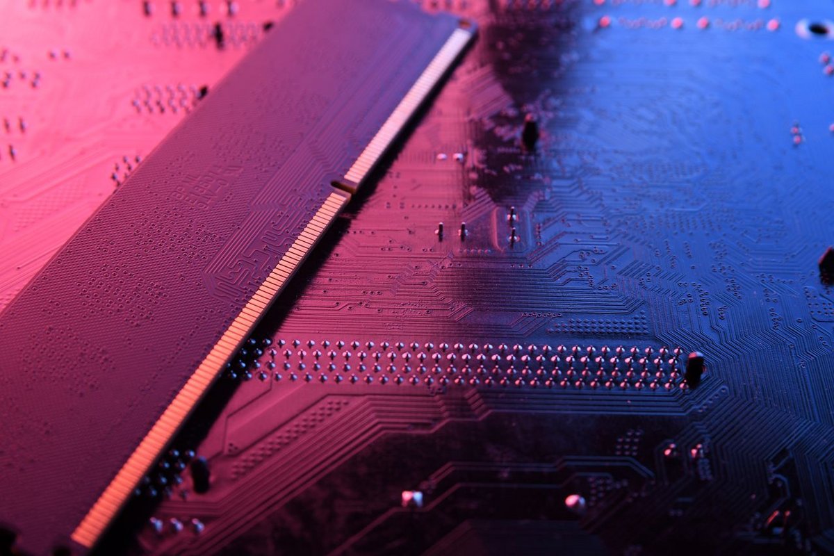 Kioxia a mis au point des transistors à canal semi-conducteur à oxyde empilables qui permettent de superposer jusqu’à huit couches de cellules mémoire - ©Zoomik / Shutterstock