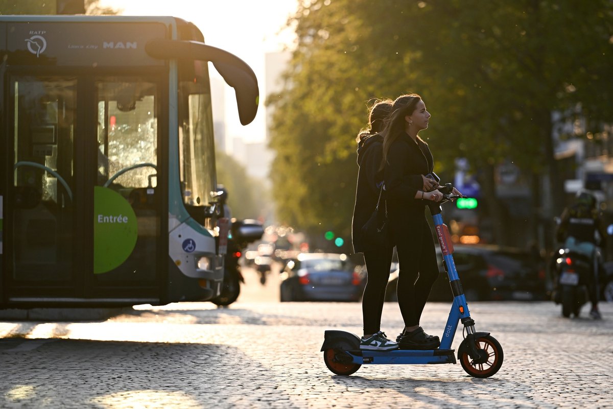 Deux femmes circulant en trottinette électrique à Paris © Victor Velter / Shutterstock.com