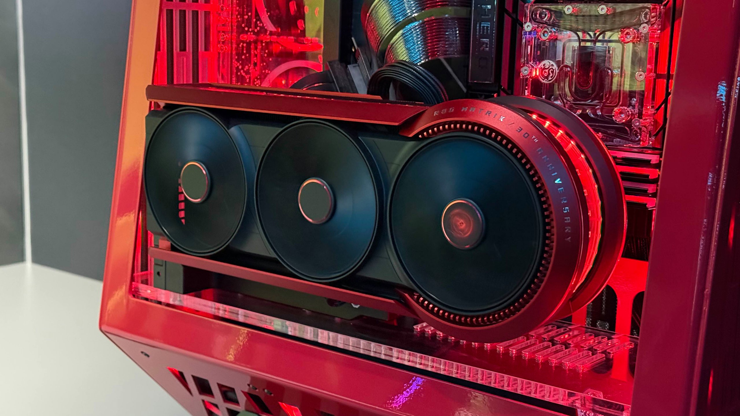 Superbe et monstrueuse, la ROG Matrix GeForce RTX 5090 30e anniversaire est impressionnante. ©Colin Golberg