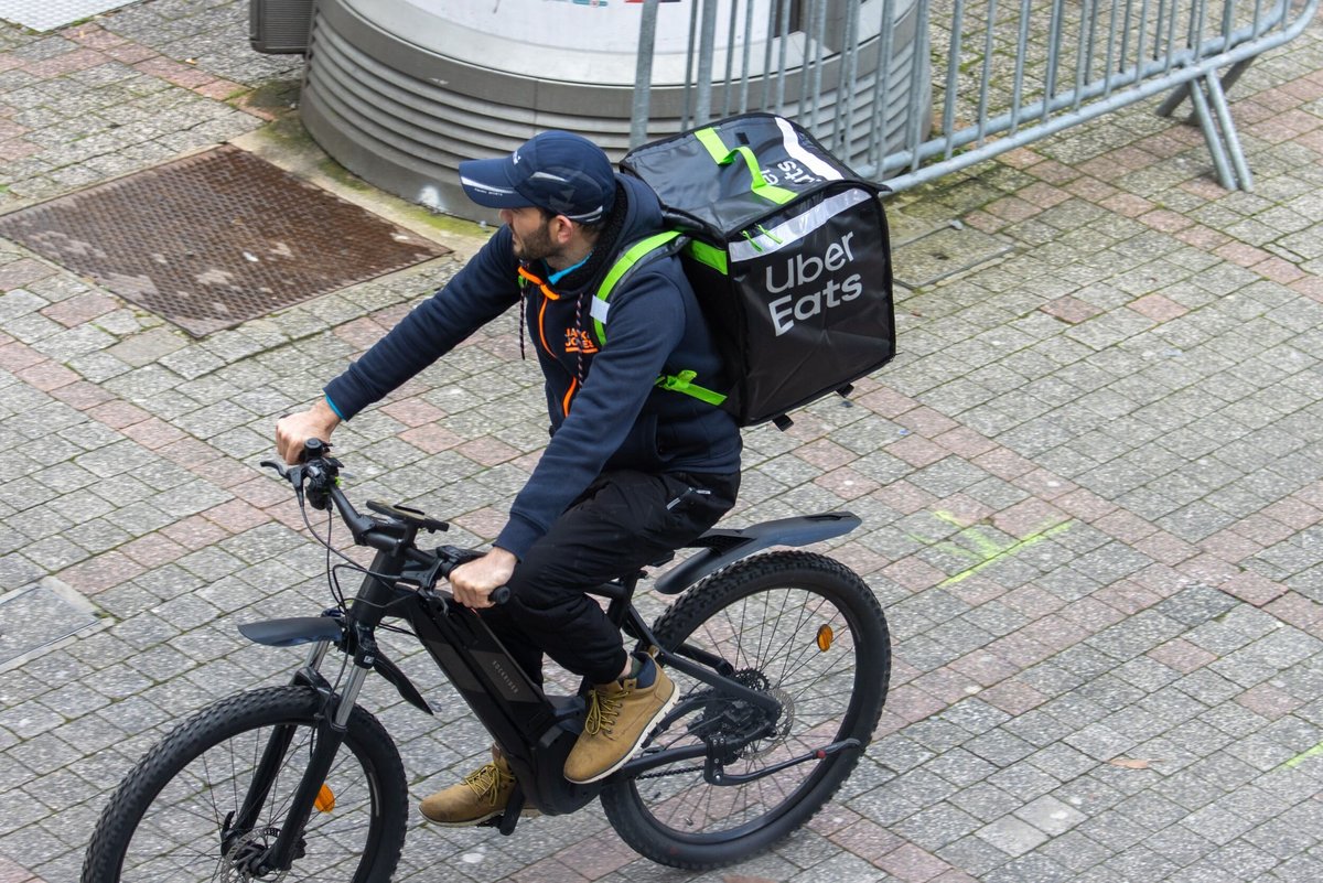 Un cycliste de livraison travaillant pour Uber Eats © Henry Saint John / Shutterstock